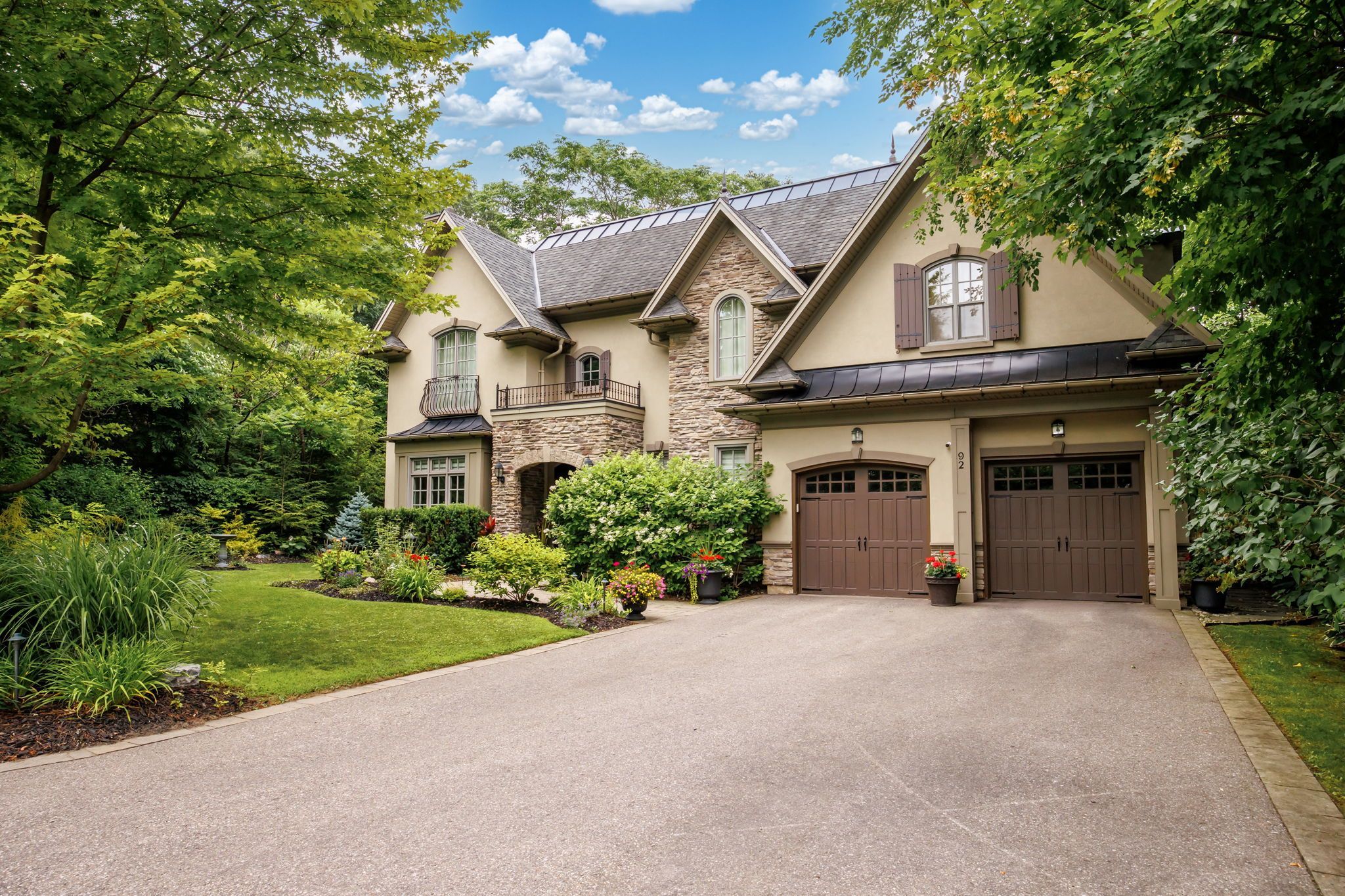92 Pinetree Way, Mississauga, On L5g 2r1