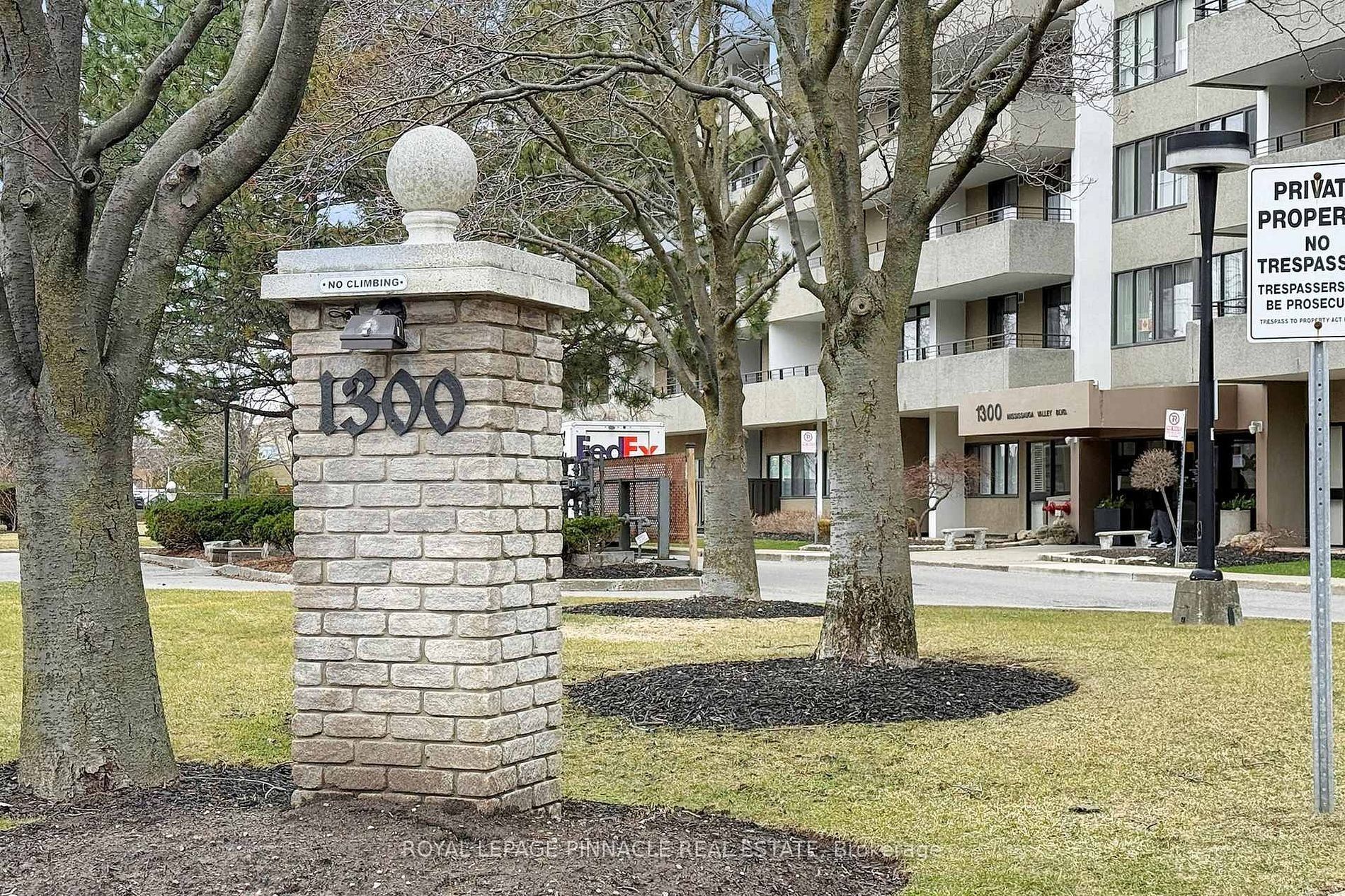 1300 Mississauga Valley Boulevard 902, Mississauga, On L5a 3s9
