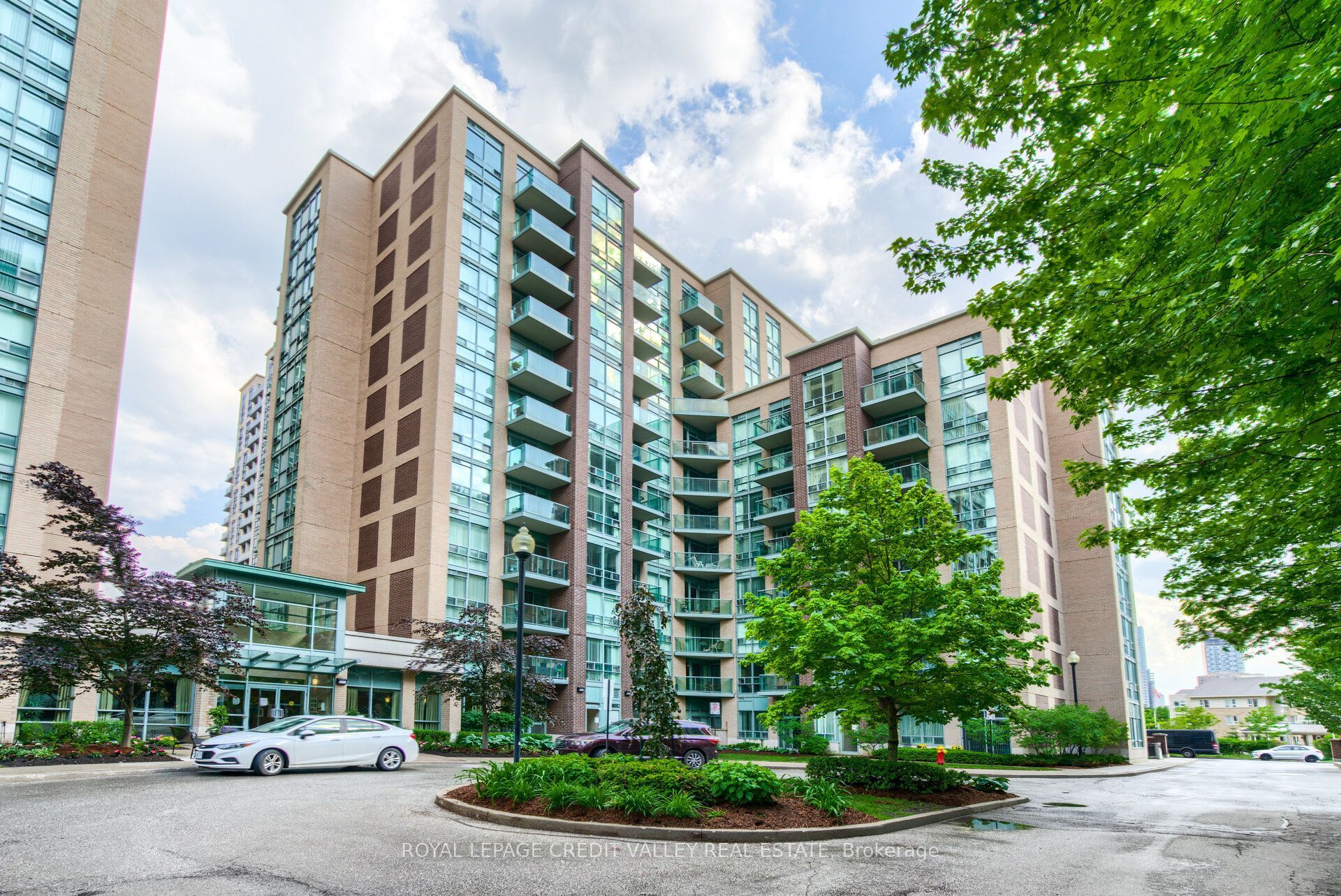 9 Michael Power Place 902, Toronto, On M9a 0a5