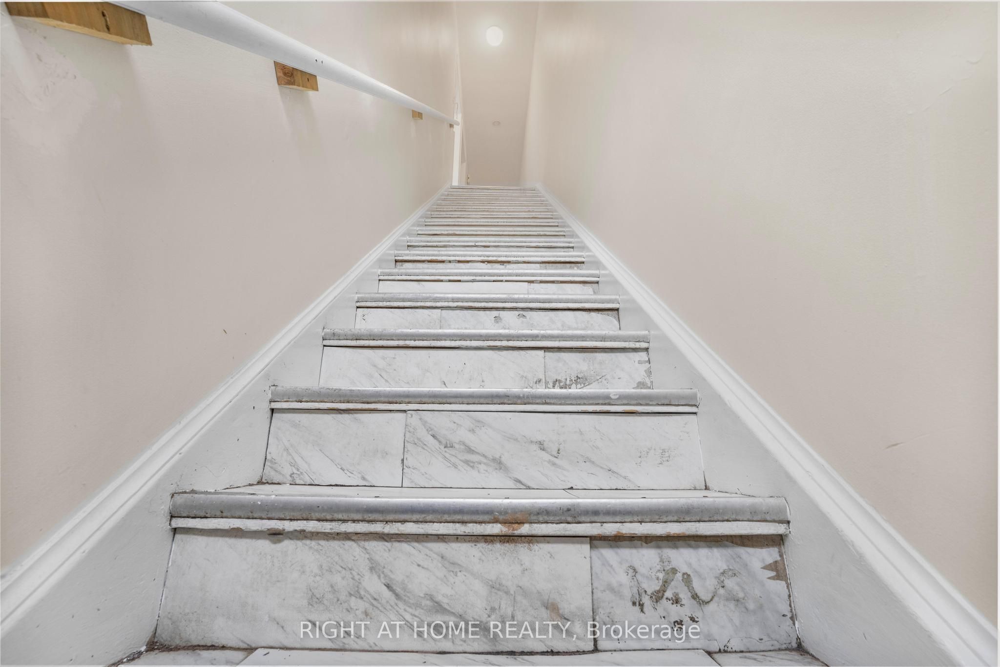 1698a Eglinton Avenue W, Toronto, On M6e 2h5