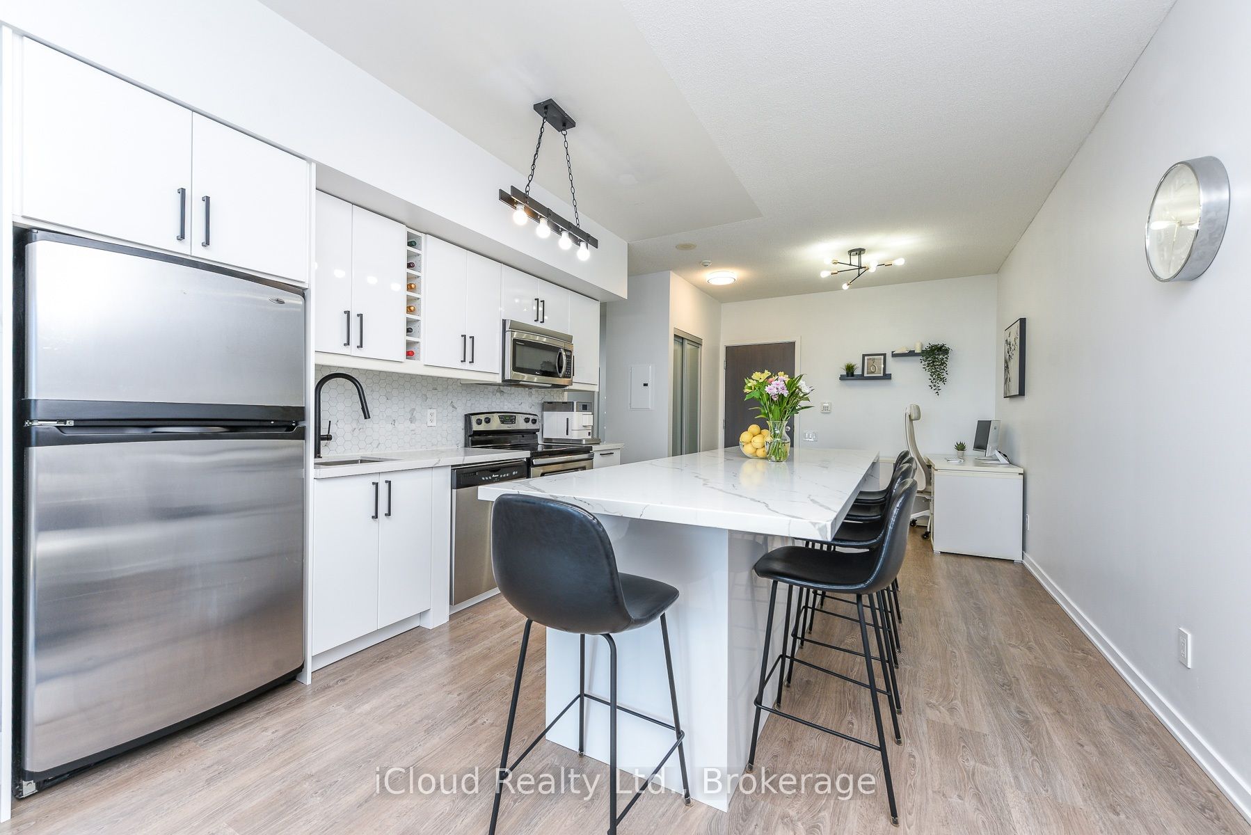 103 The Queensway 1303, Toronto, On M6s 5b3
