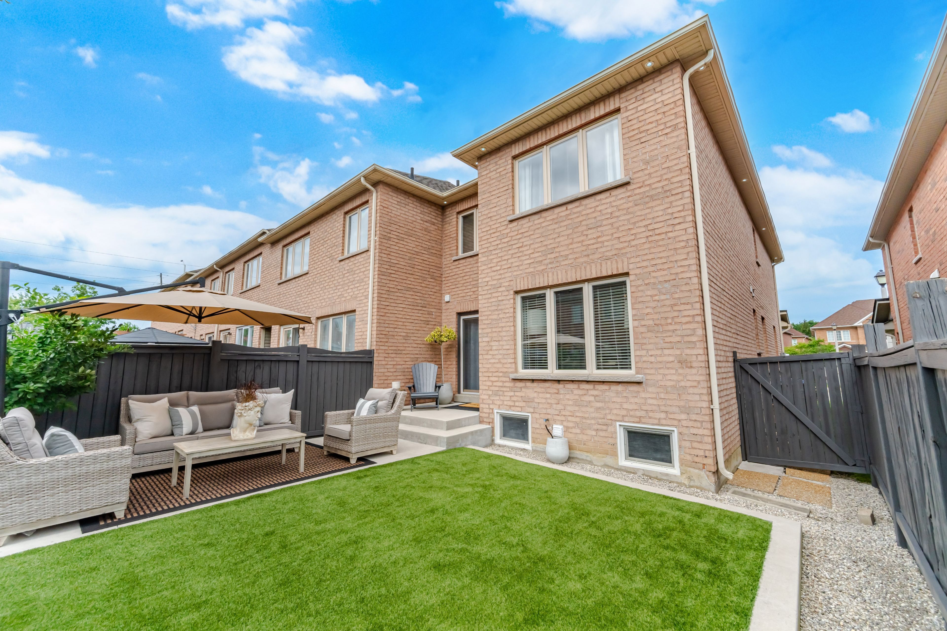 37 Lacebark Court, Brampton, On L6r 3m7