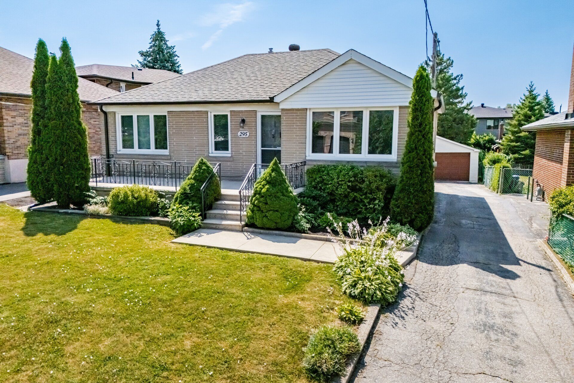 295 Falstaff Avenue, Toronto, On M6l 2g4