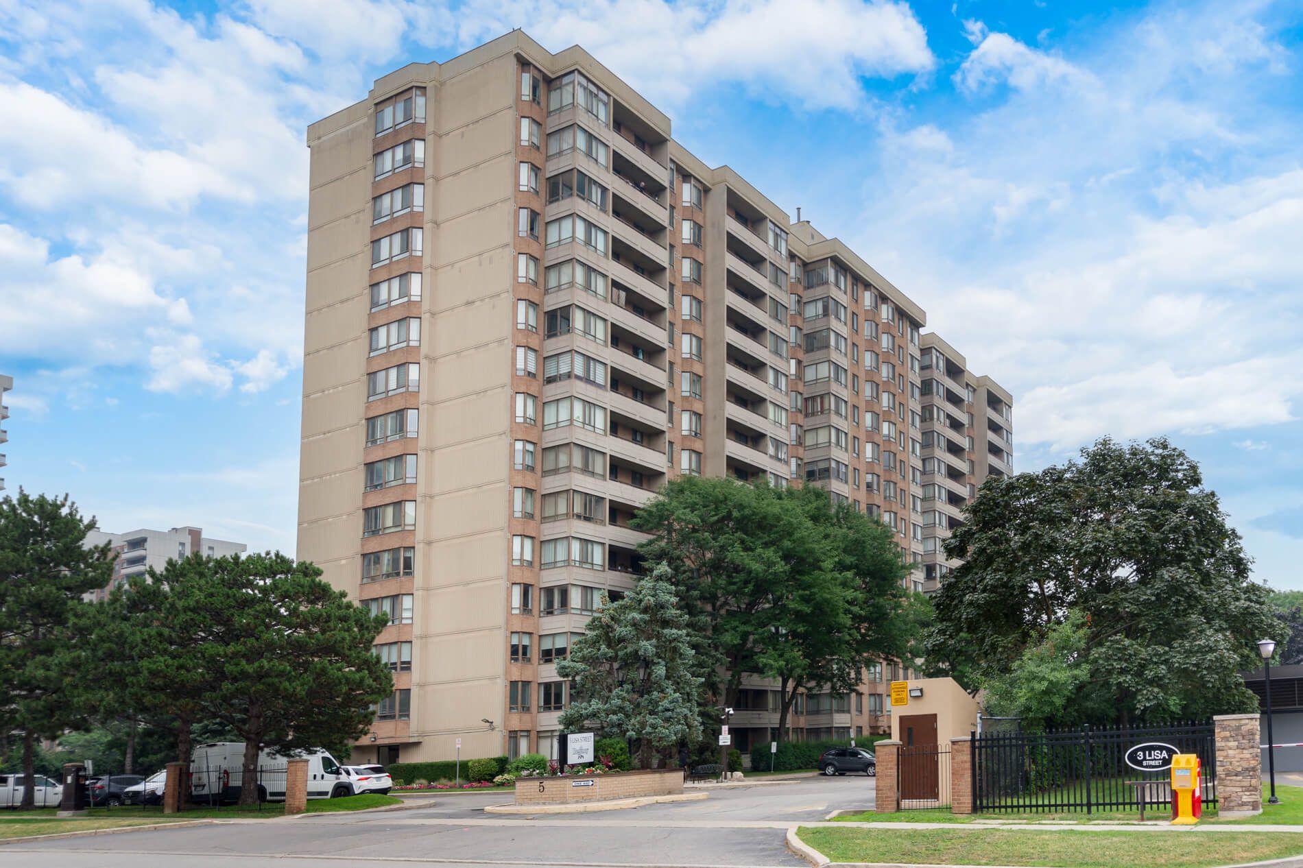 5 Lisa Street 402, Brampton, On L6t 4t4