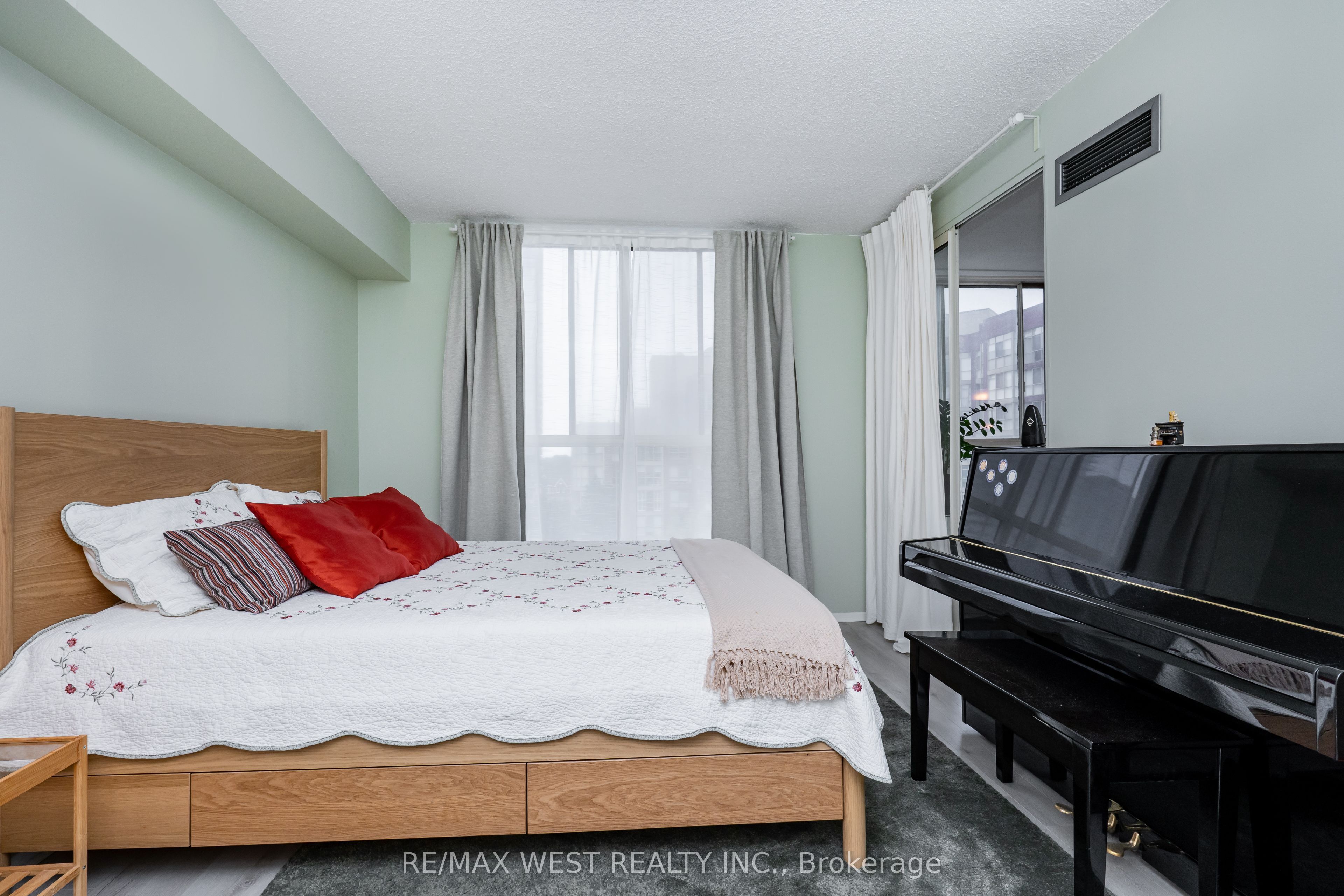 24 Southport Street 749, Toronto, On M6s 4z1