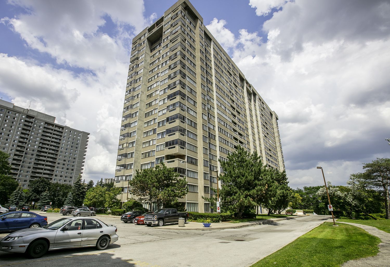 50 Elm Drive E 604, Mississauga, On L5a 3x2