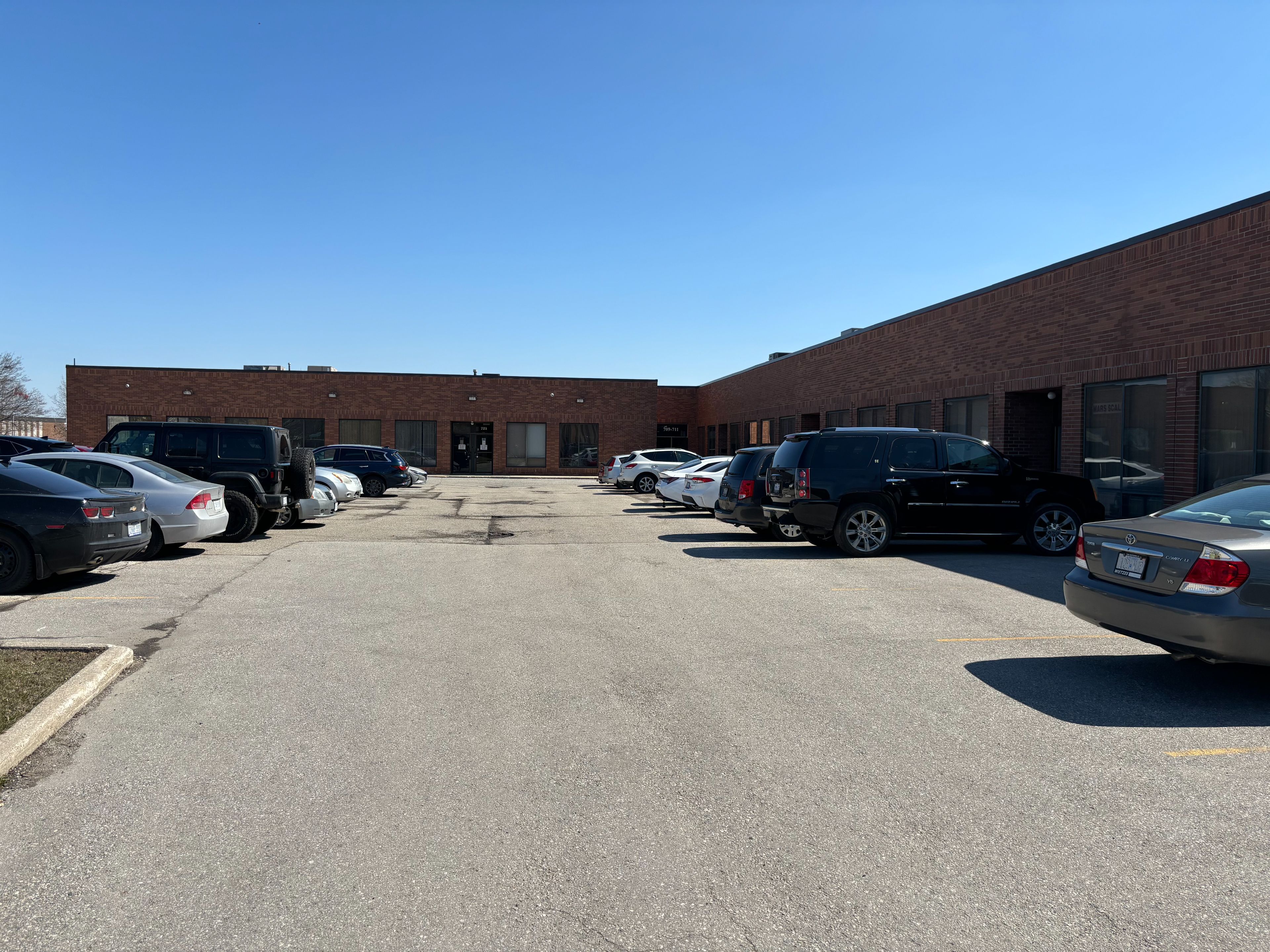 695 Petrolia Road, Toronto, On M3j 2n6