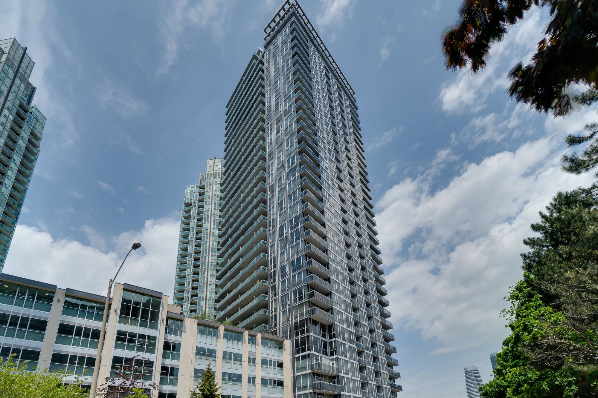 223 Webb Drive 2702, Mississauga, On L5b 0e8