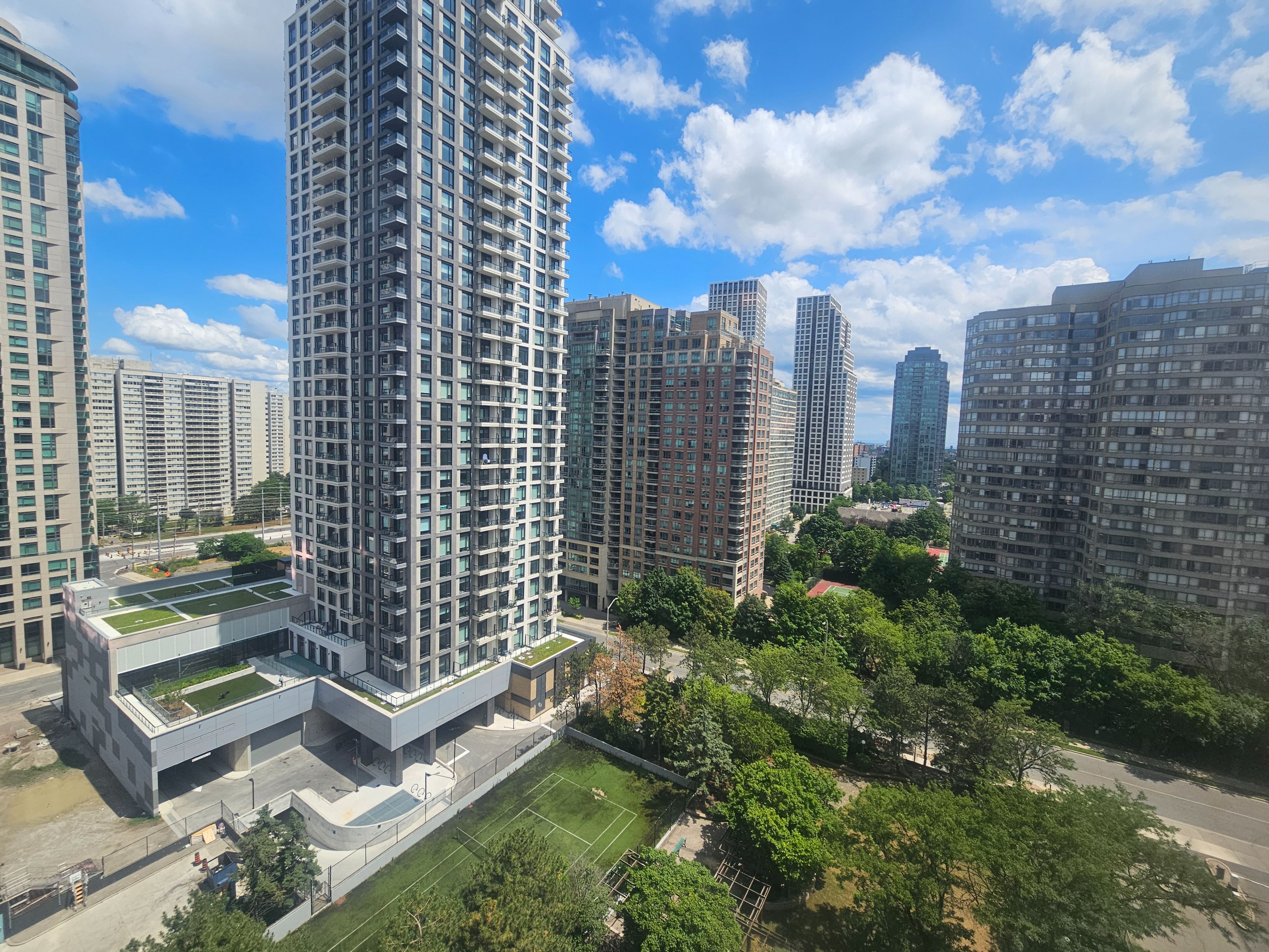 265 Enfield Place 1502, Mississauga, On L5b 3y7