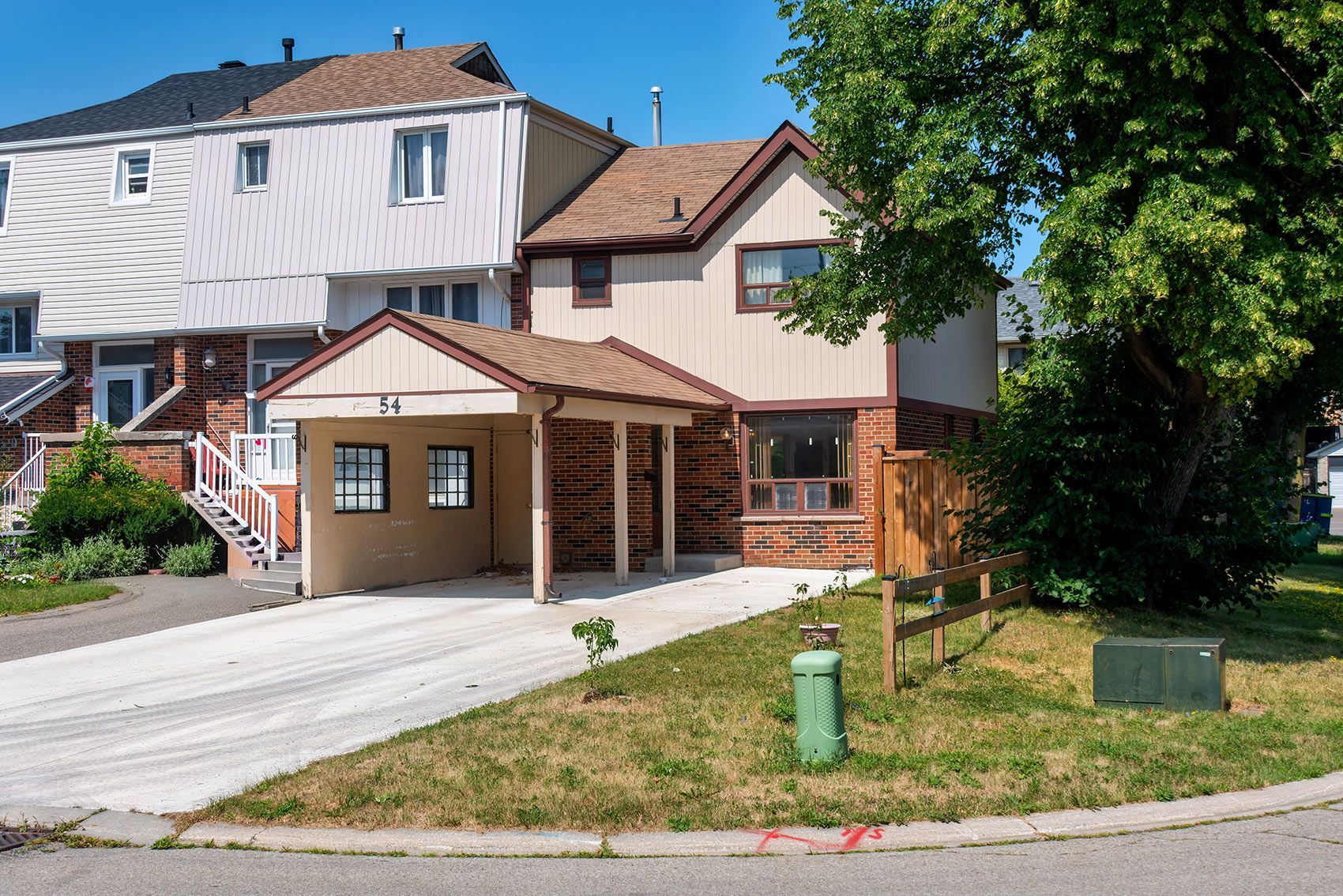 54 Omega Square, Brampton, On L6z 1k5
