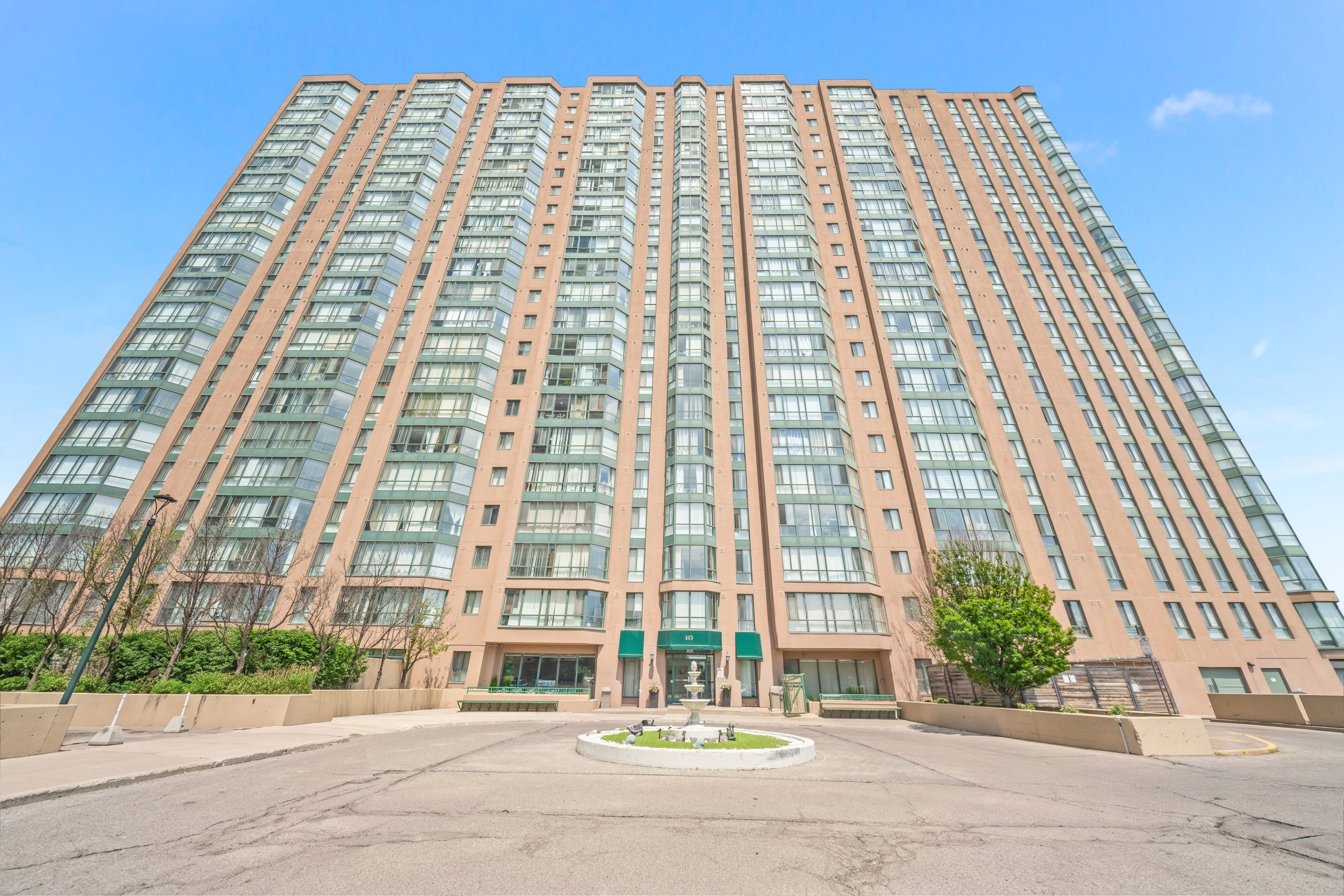 145 Hillcrest Avenue 1907, Mississauga, On L5b 3z1