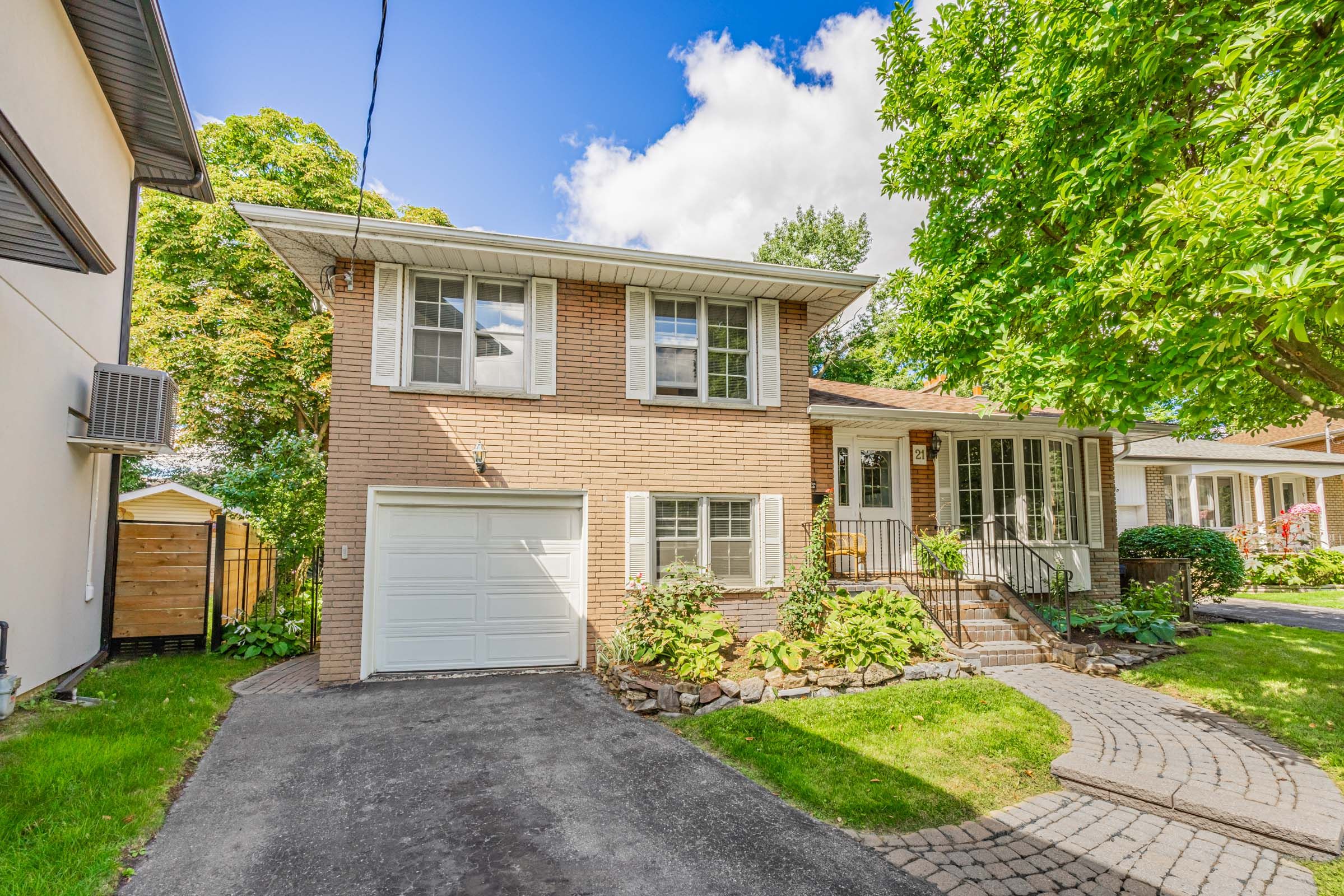 21 Halbadier Place, Toronto, On M9b 2h4