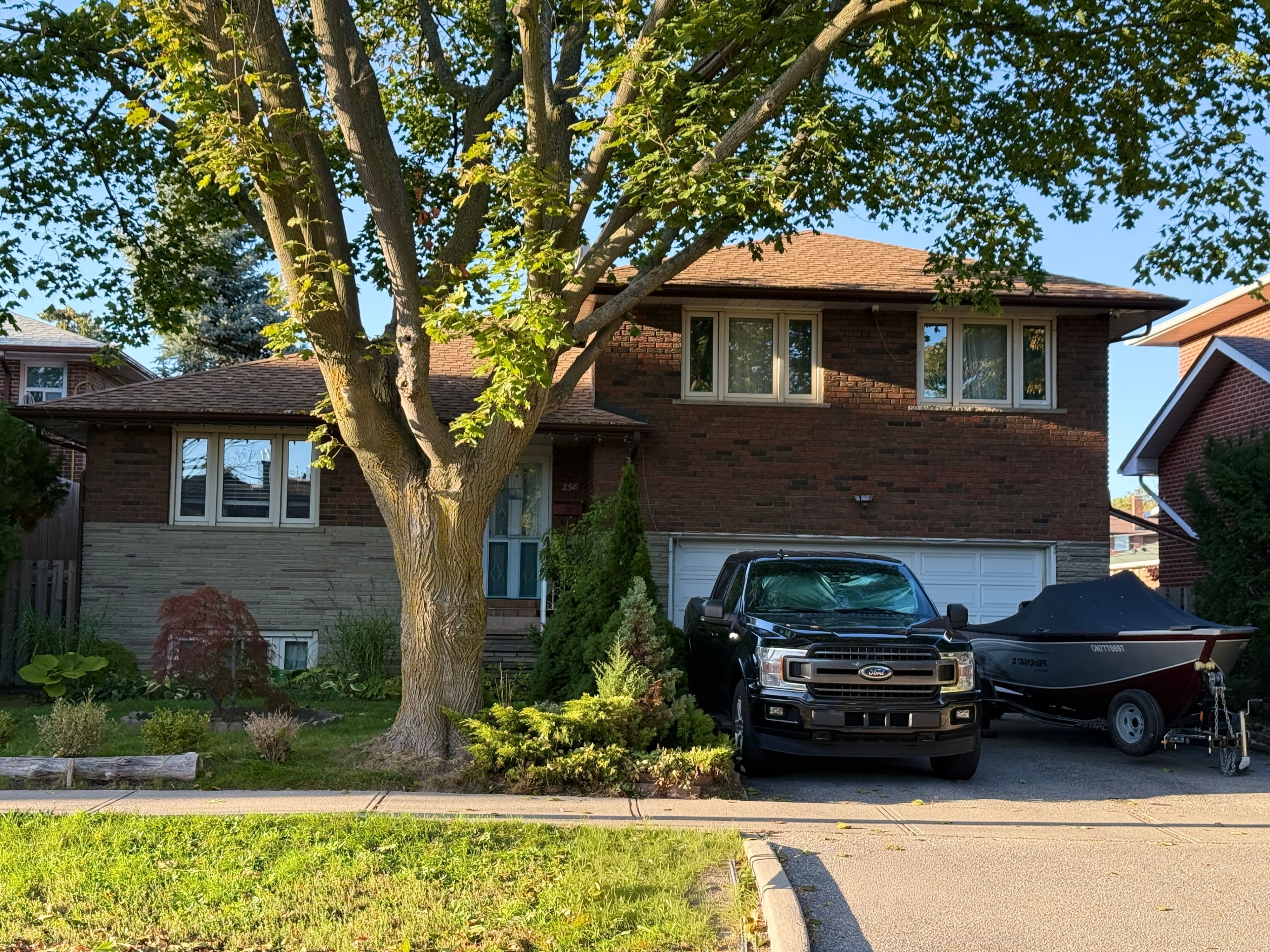 258 La Rose Avenue, Toronto, On M9p 1b7