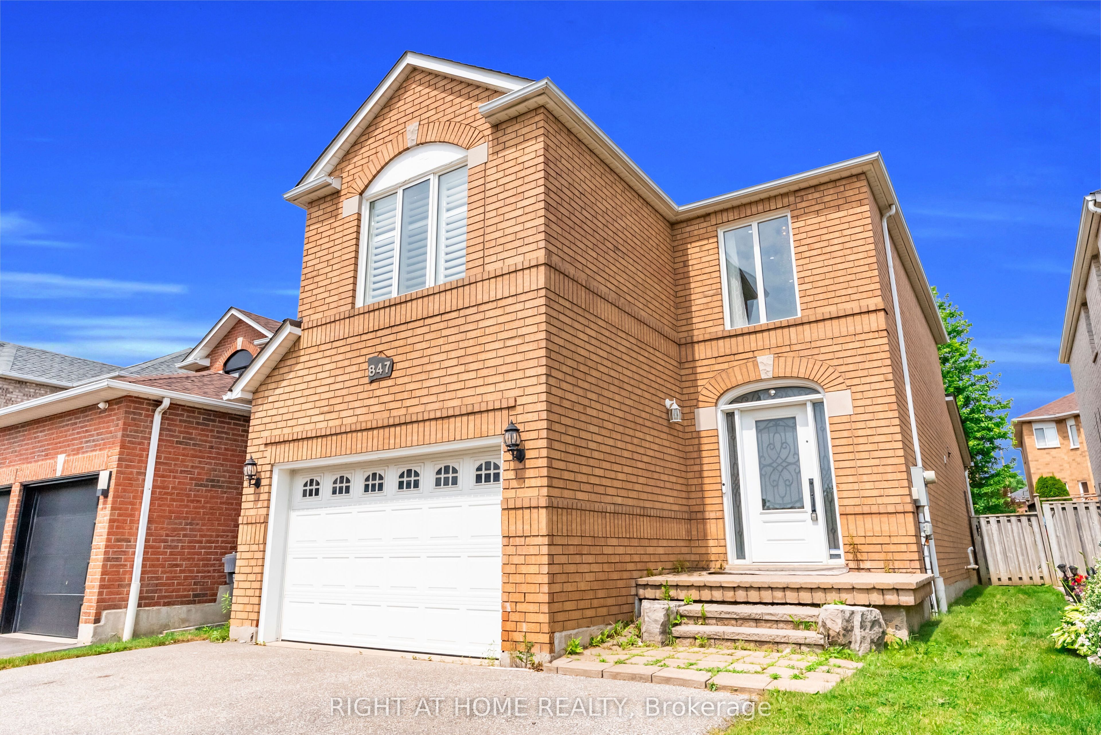 847 Stonebridge Avenue, Mississauga, On L5v 2l1