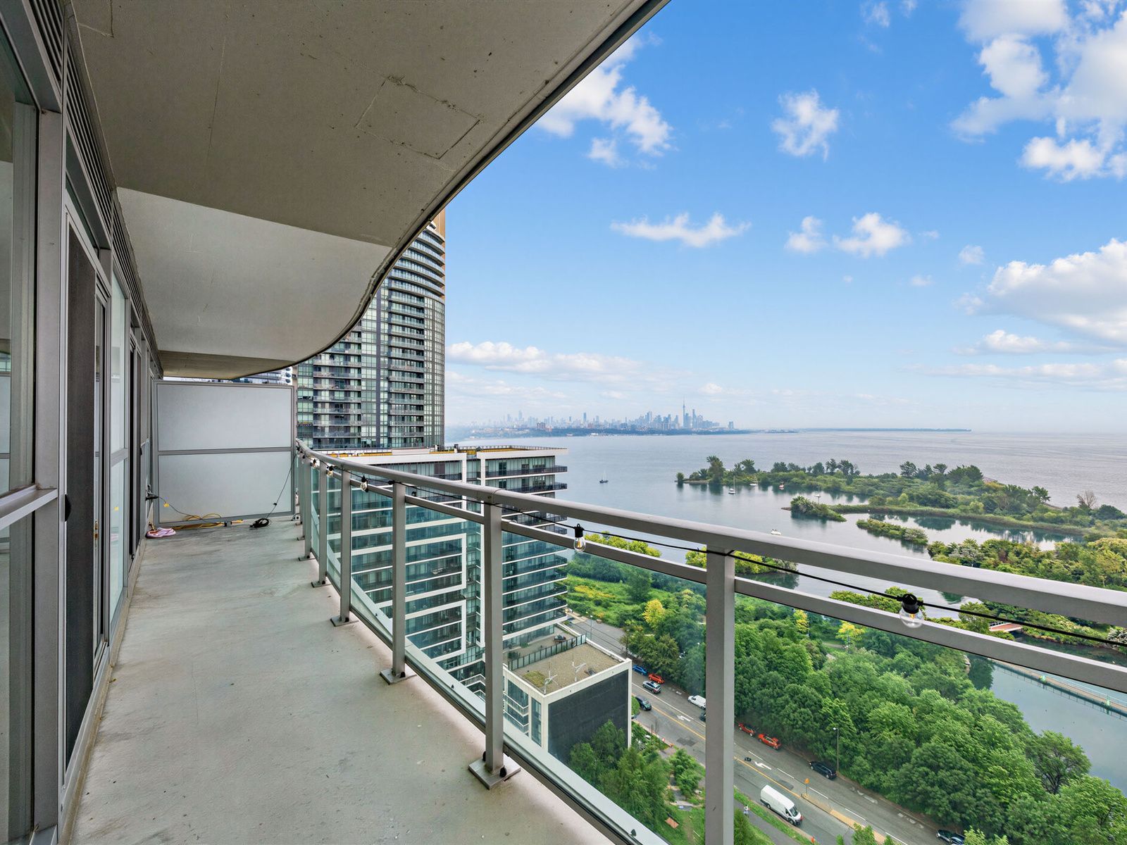 33 Shore Breeze Drive 1910, Toronto, On M8v 0g1