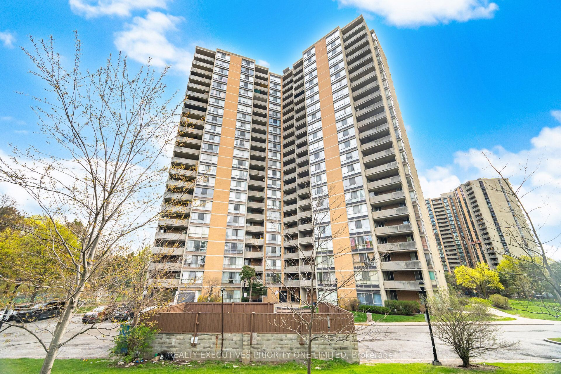 10 Martha Eaton Way 1802, Toronto, On M6m 5b3