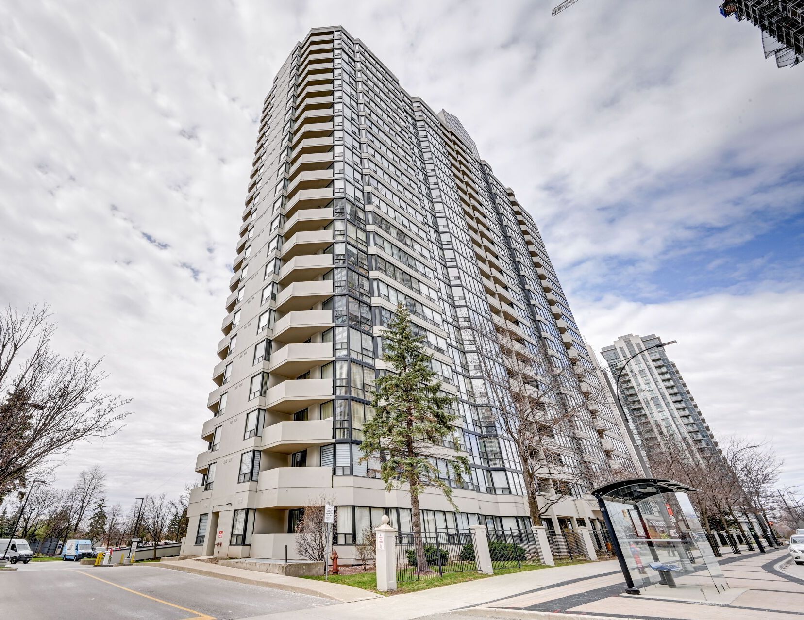 330 Rathburn Road W 2209, Mississauga, On L5b 3y1