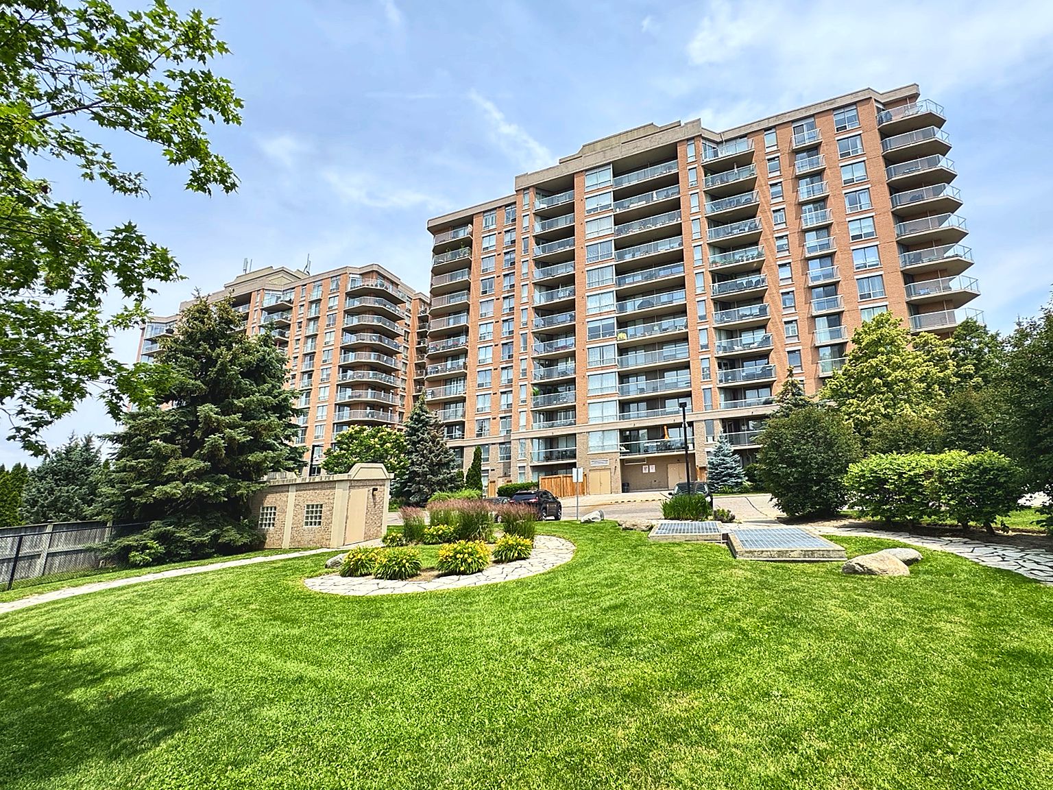 1140 Parkwest Place 302, Mississauga, On L5e 3k9