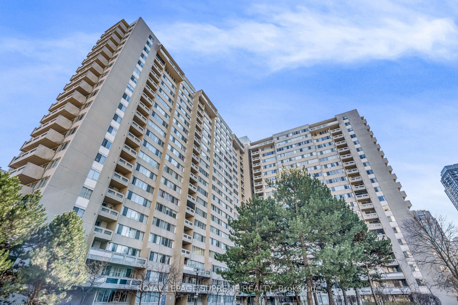 3590 Kaneff Crescent 1907, Mississauga, On L5a 3x3