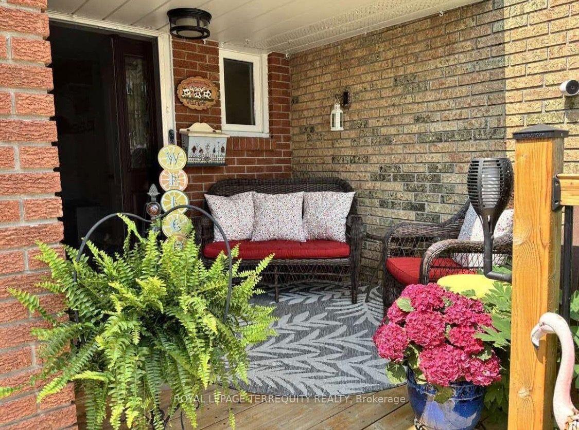 72 Carisbrooke Court, Brampton, On L6s 3k1