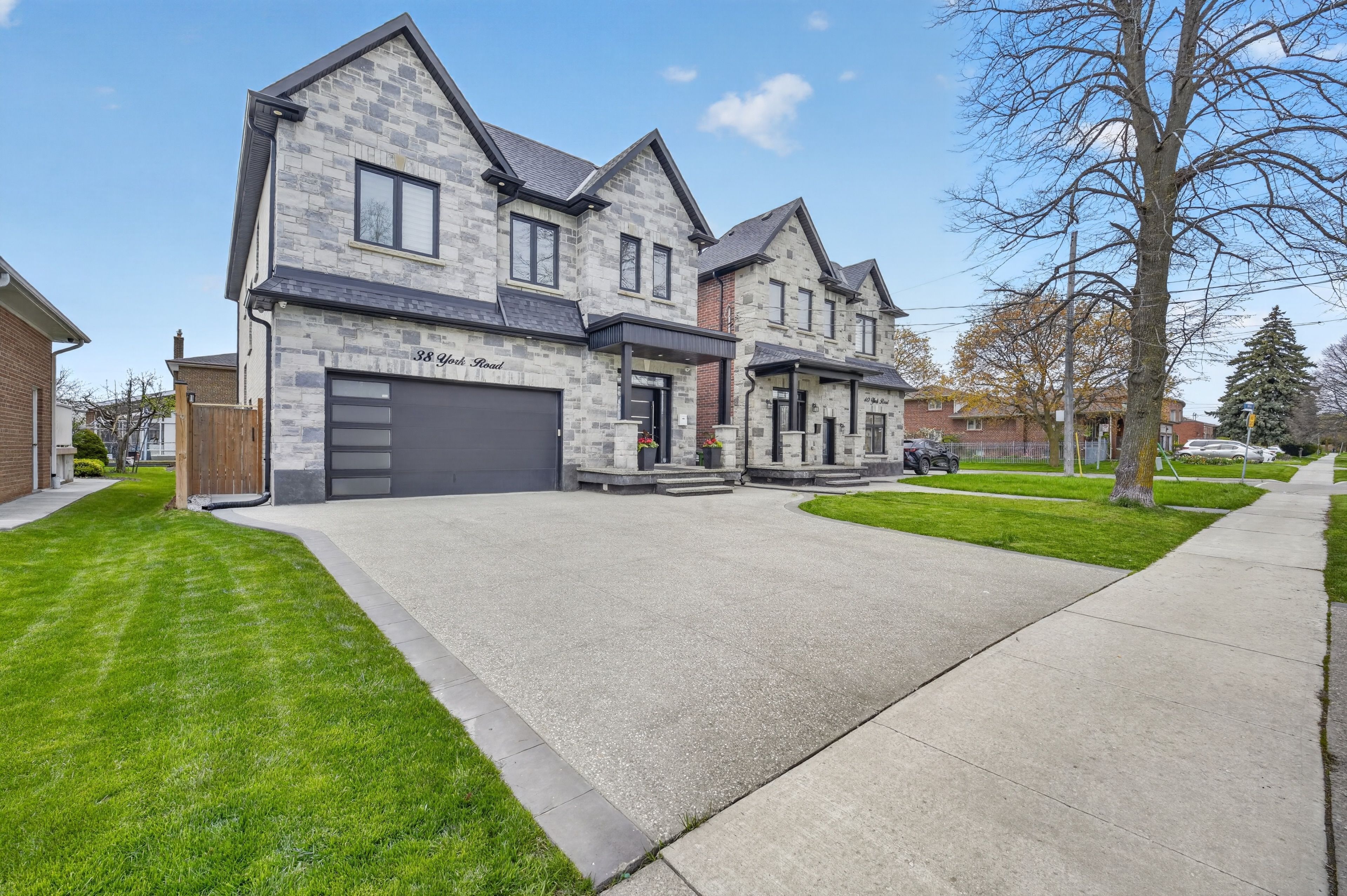 38 York Road, Toronto, On M9r 3e4