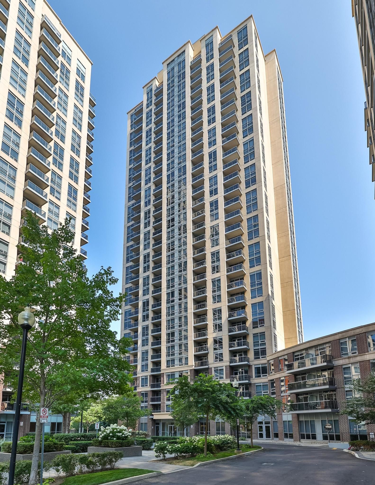 3 Michael Power Place 2402, Toronto, On M9a 0a2