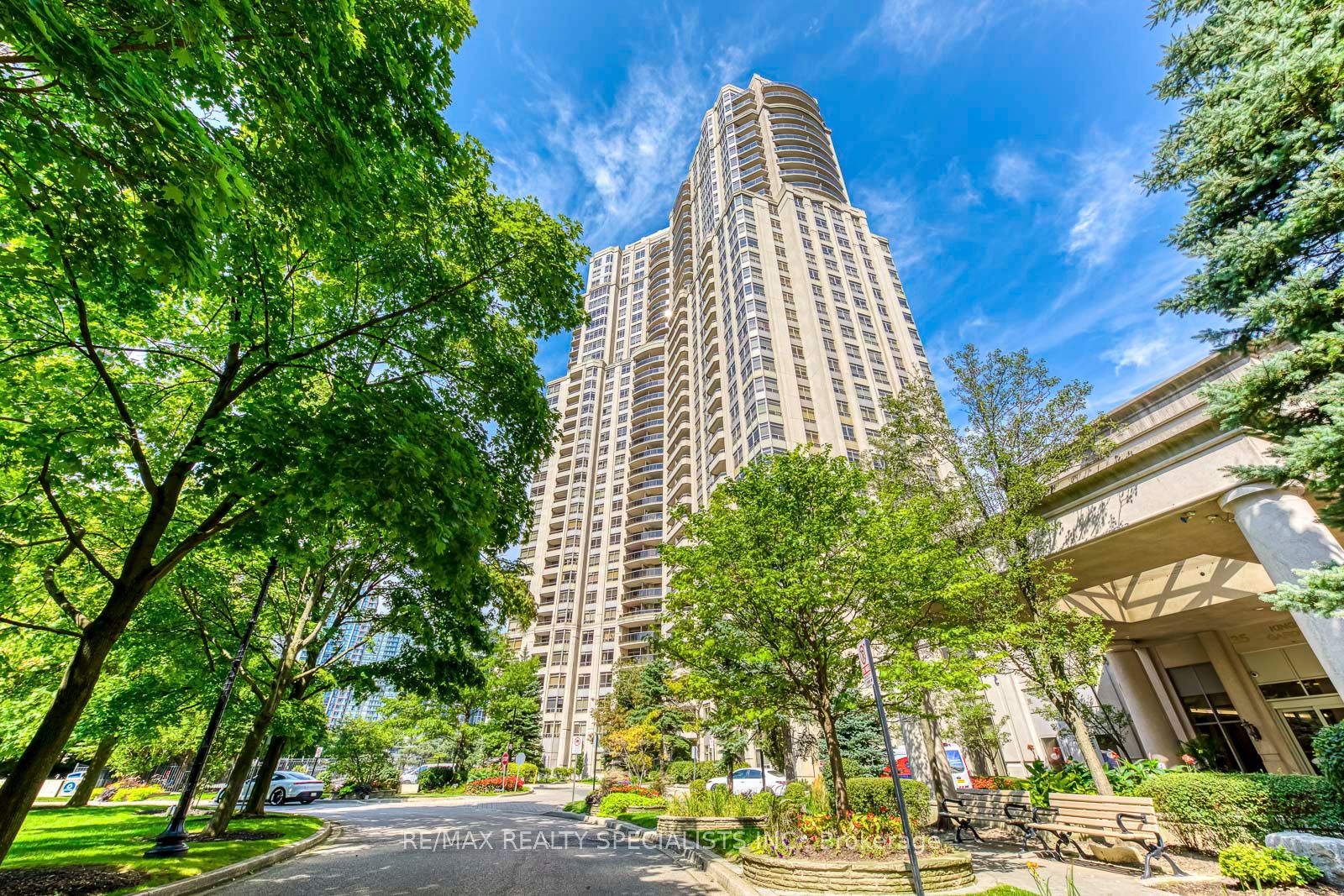 35 Kingsbridge Garden Circle W 3005, Mississauga, On L5r 3z5