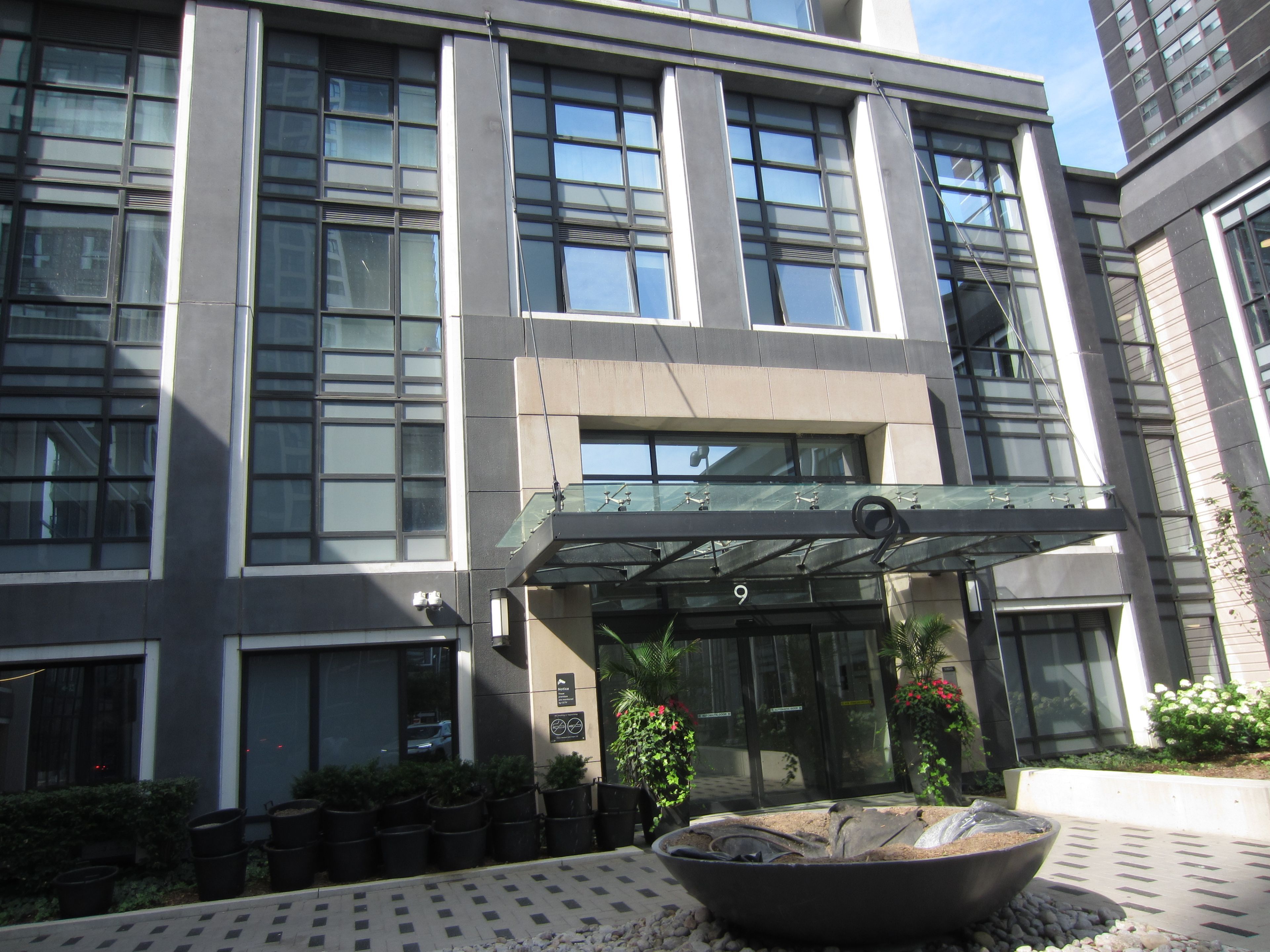 9 Mabelle Avenue 3325, Toronto, On M9a 4x7