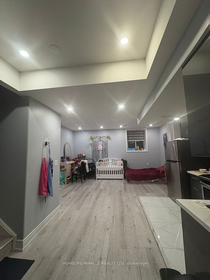 8 Midmorning Road, Brampton, On L6x 5p7