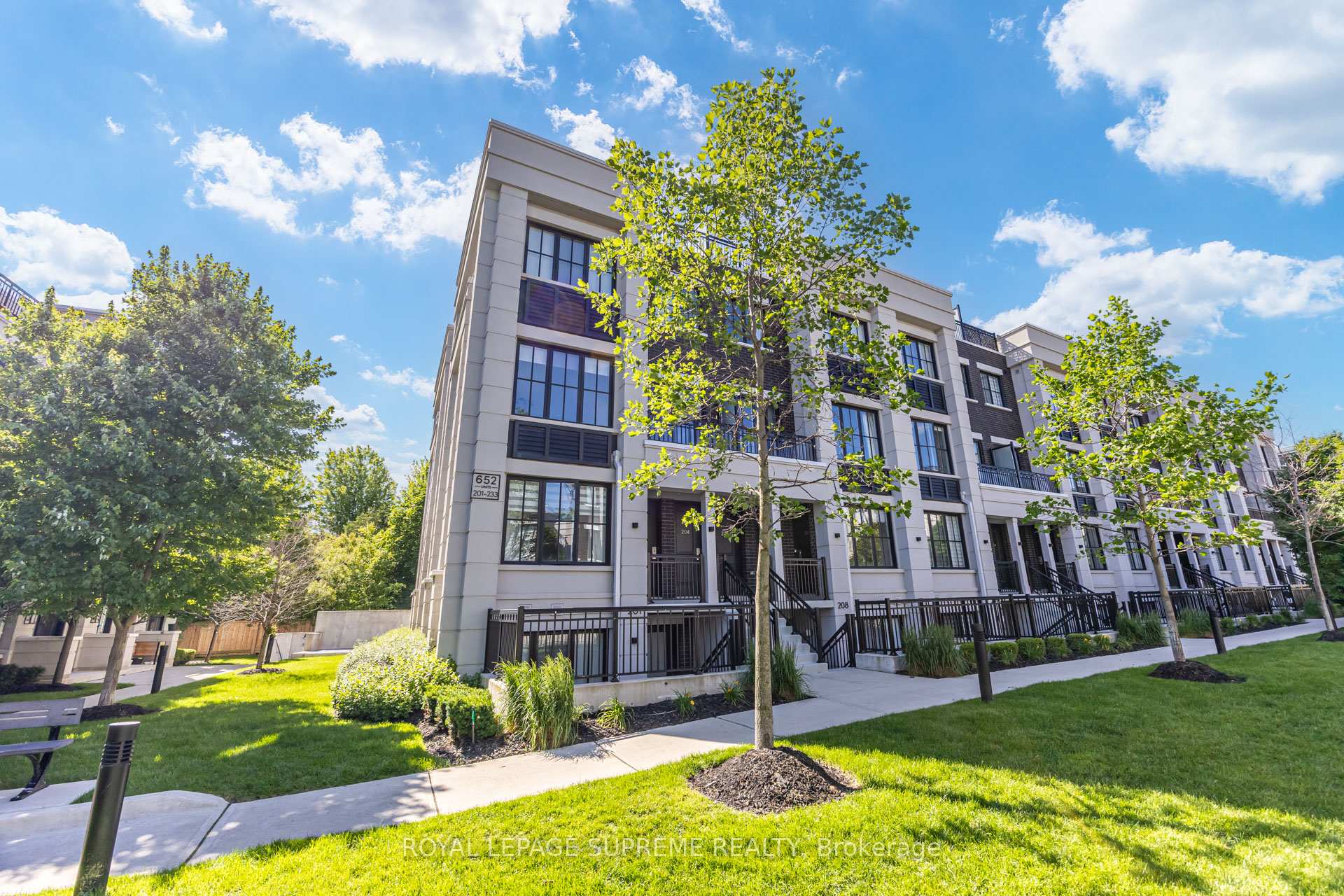 652 Cricklewood Drive 207, Mississauga, On L5g 0a5