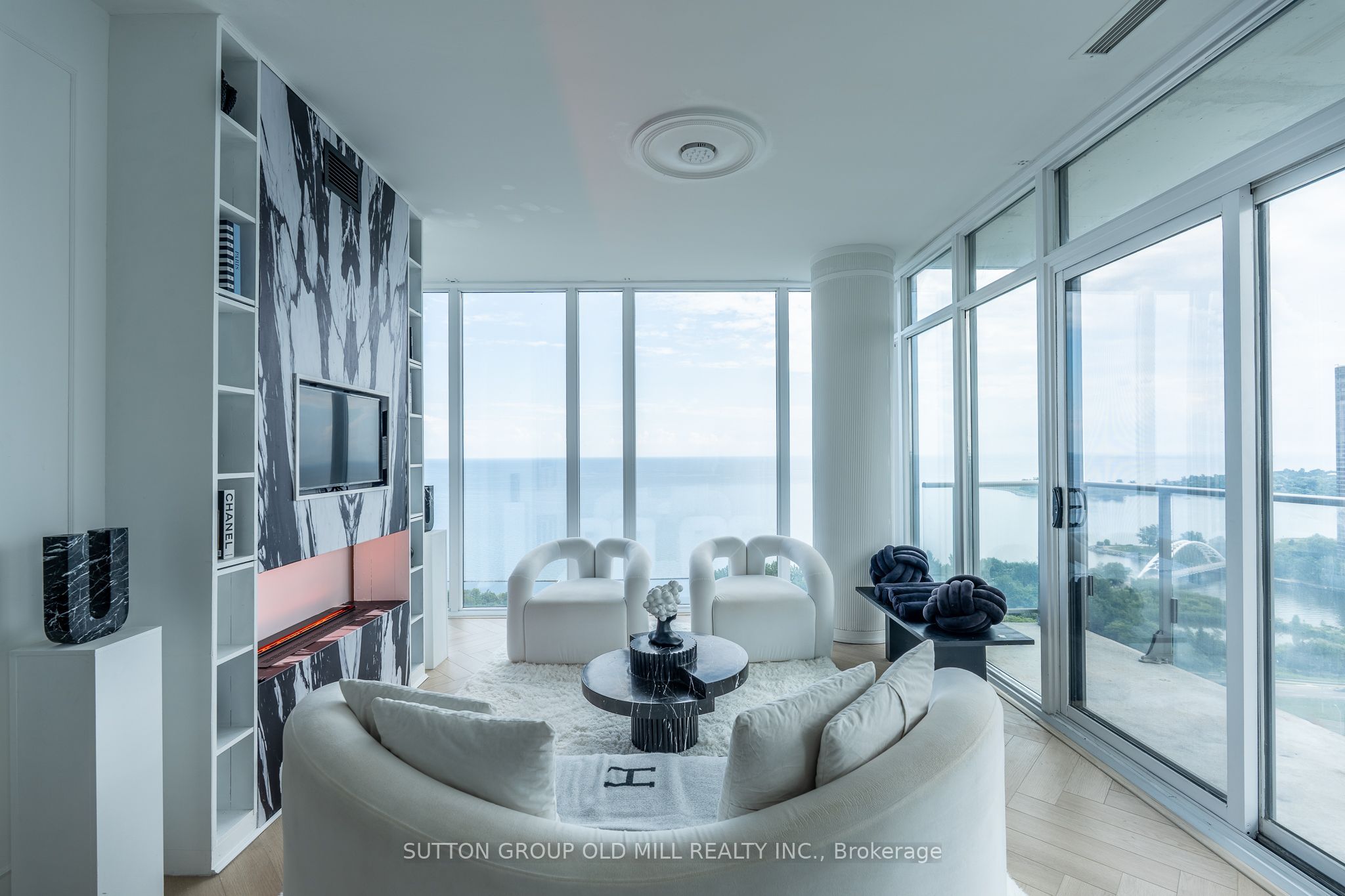 103 The Queensway 2505, Toronto, On M6s 5b3