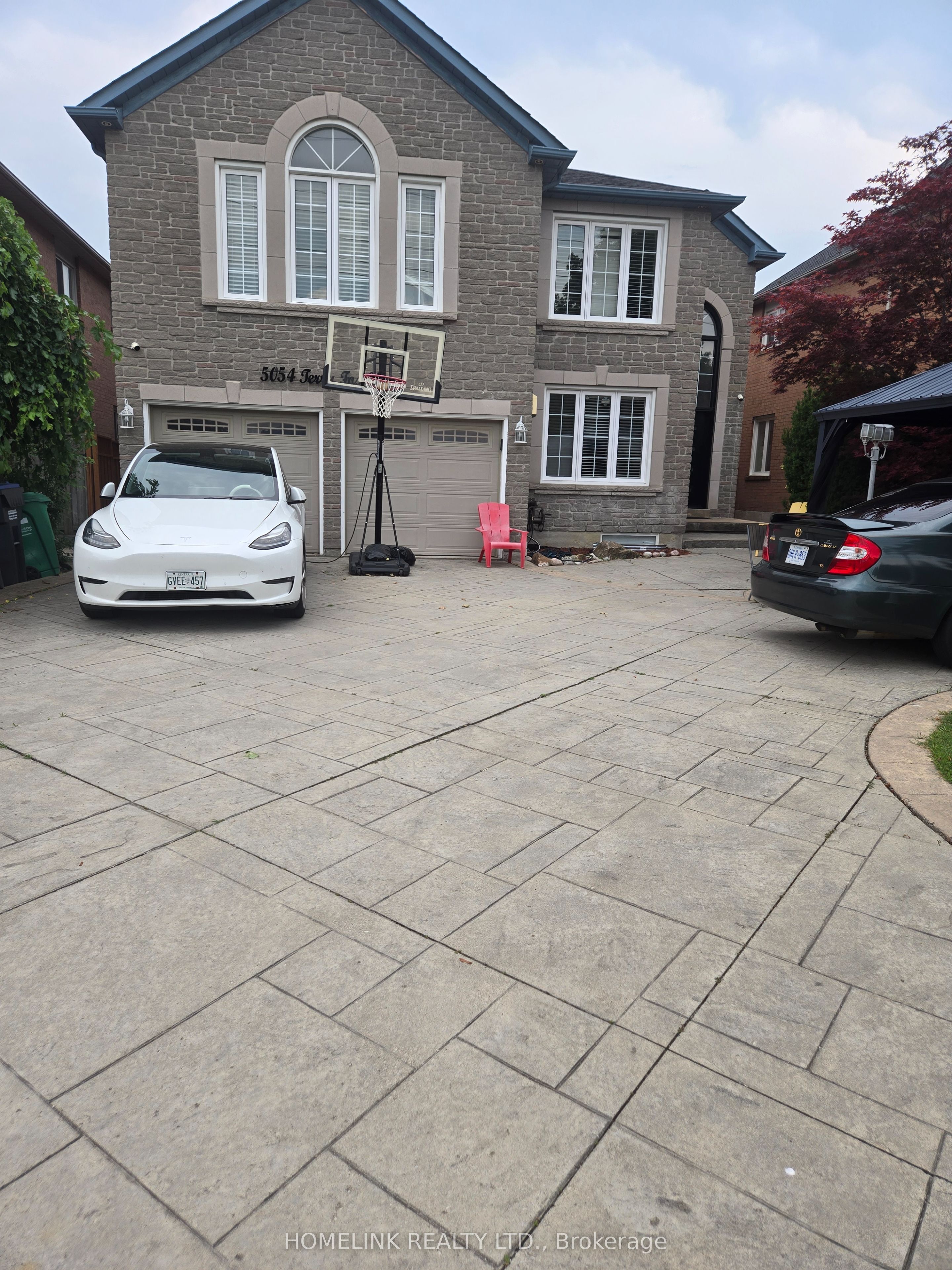 5054 Terry Fox Way, Mississauga, On L5v 1r7