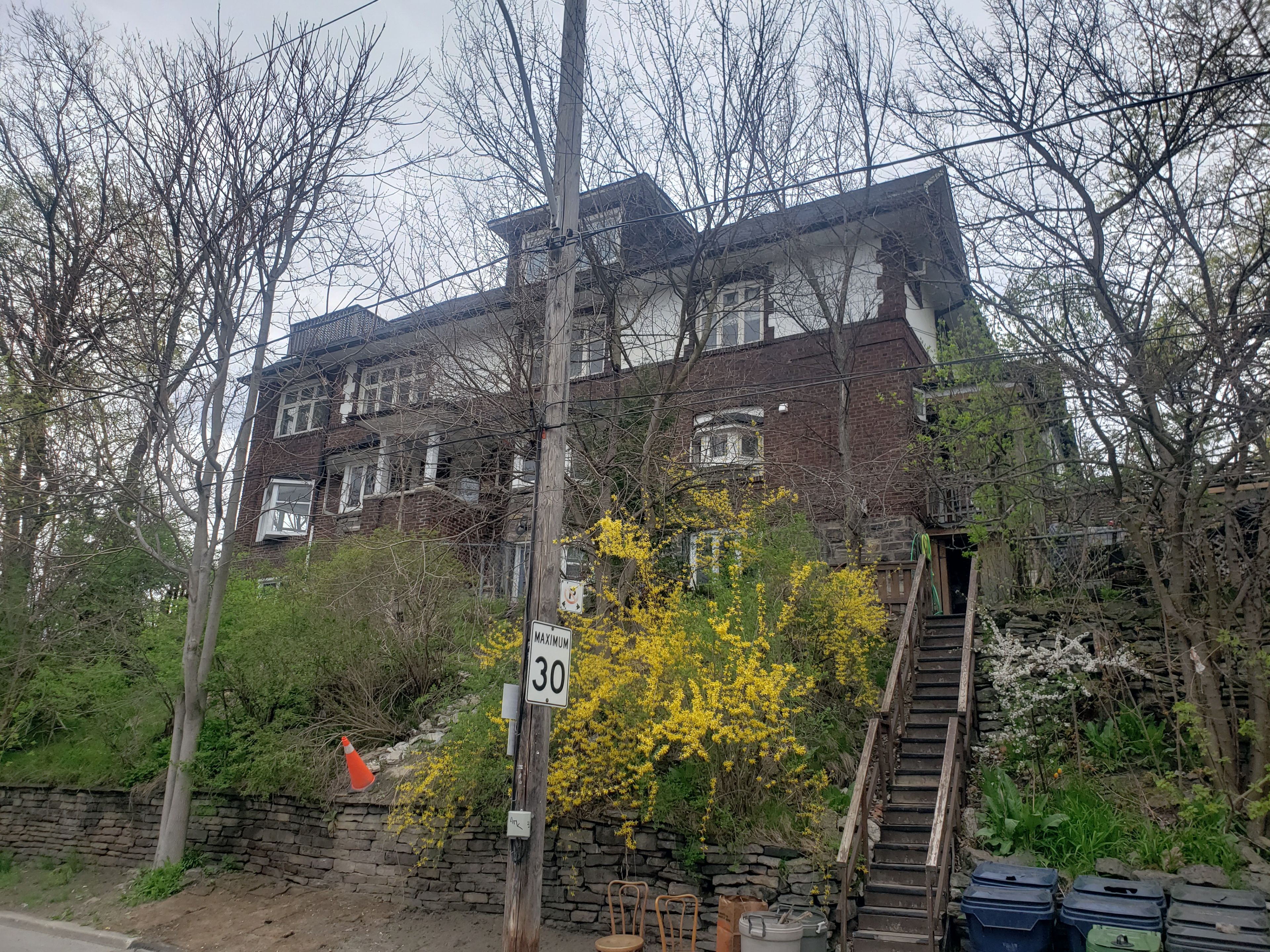 435 Parkside Drive 4, Toronto, On M6r 2z8
