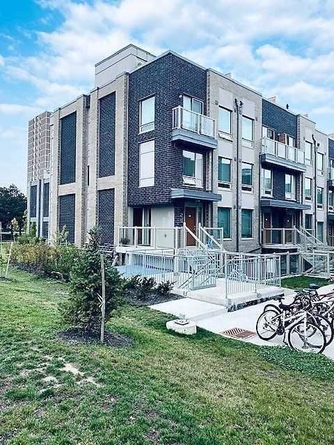 7 Applewood Lane 213, Toronto, On M9c 0c1