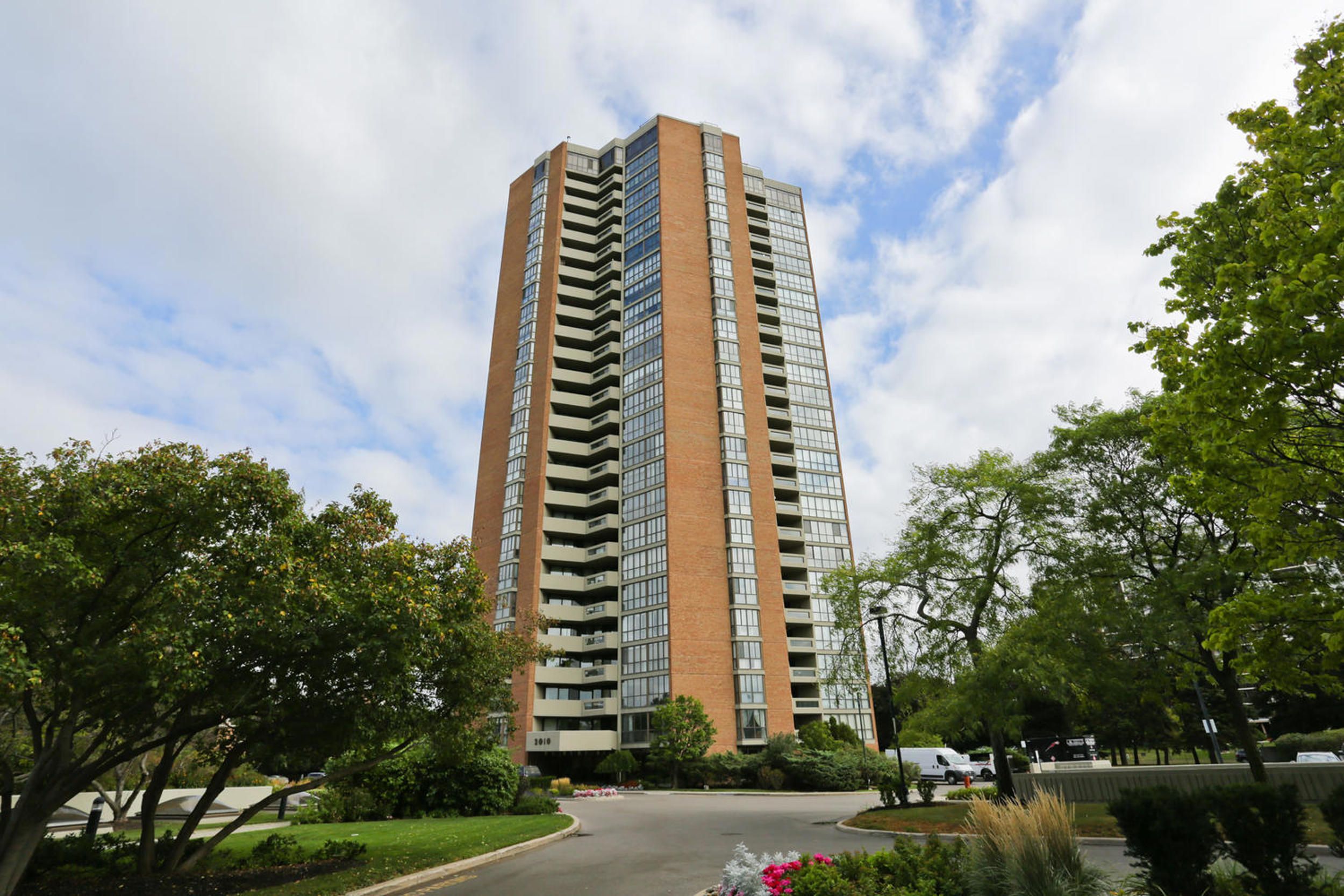 2010 Islington Avenue 1004, Toronto, On M9p 3s8