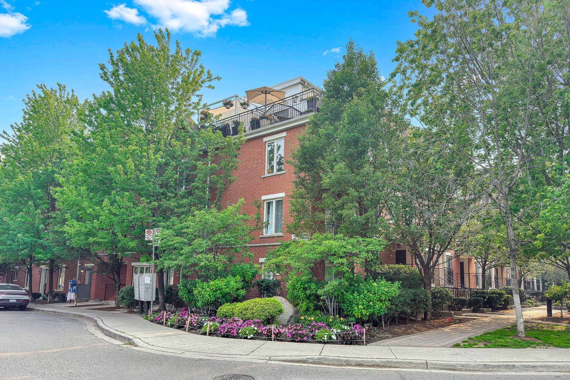 26 Laidlaw Street 1501c, Toronto, On M6k 1x2