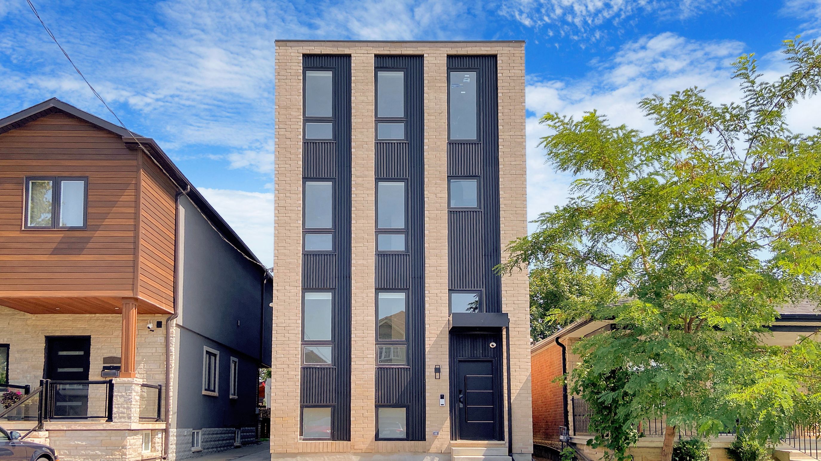 33 Kirknewton Road 201, Toronto, On M6e 3x9