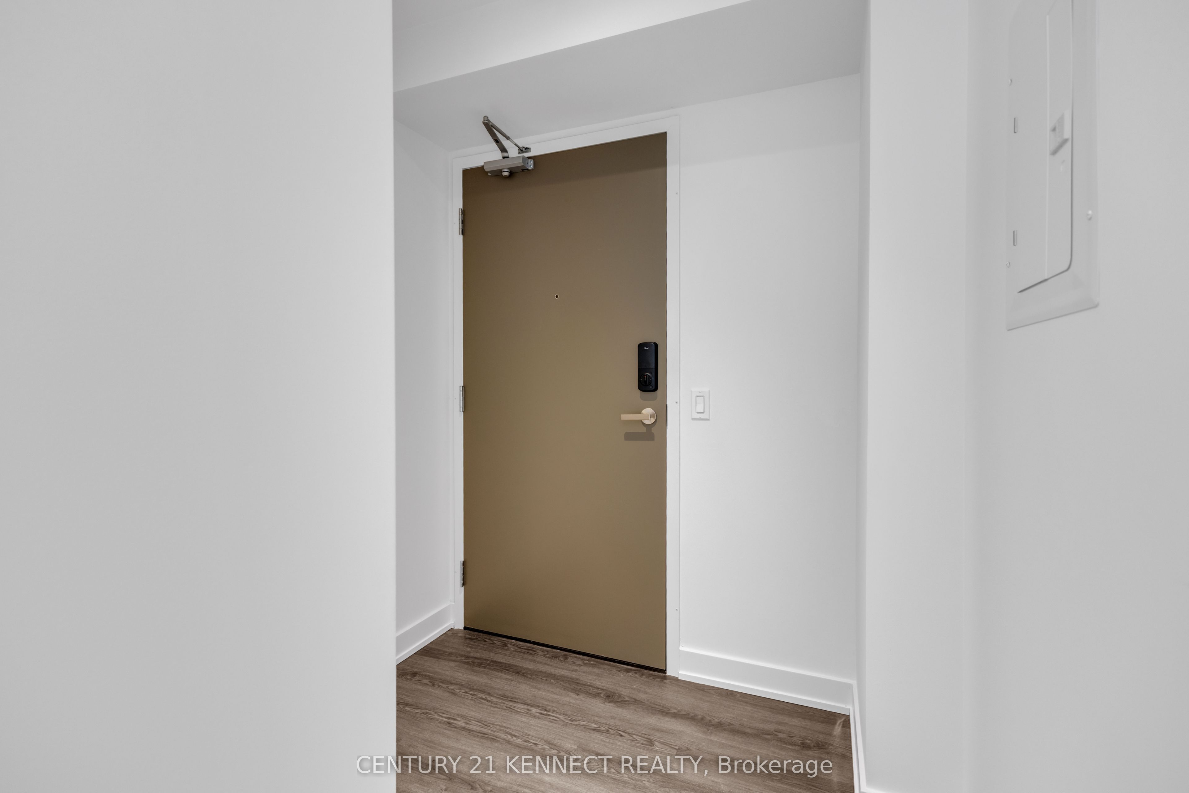 448 Burnhamthorpe Road W 6112, Mississauga, On L5b 0r4