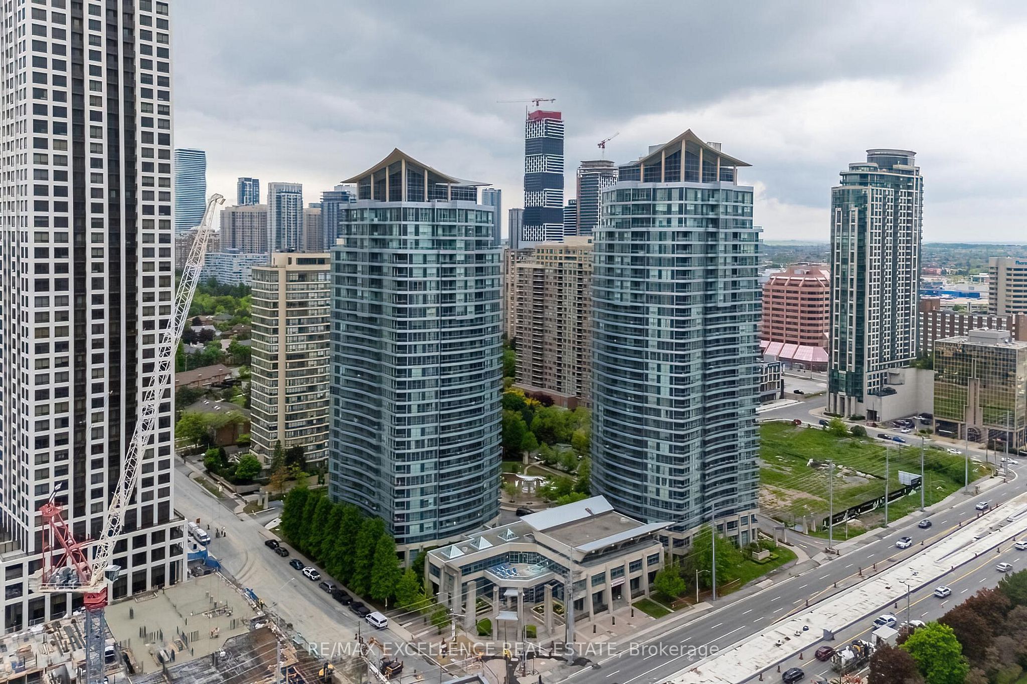 33 Elm Drive 2102, Mississauga, On L5b 4l2