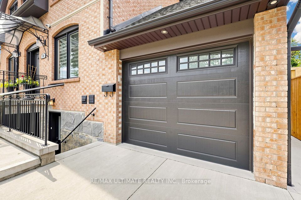 10 Warbeck Place Upper, Toronto, On M9r 3c3