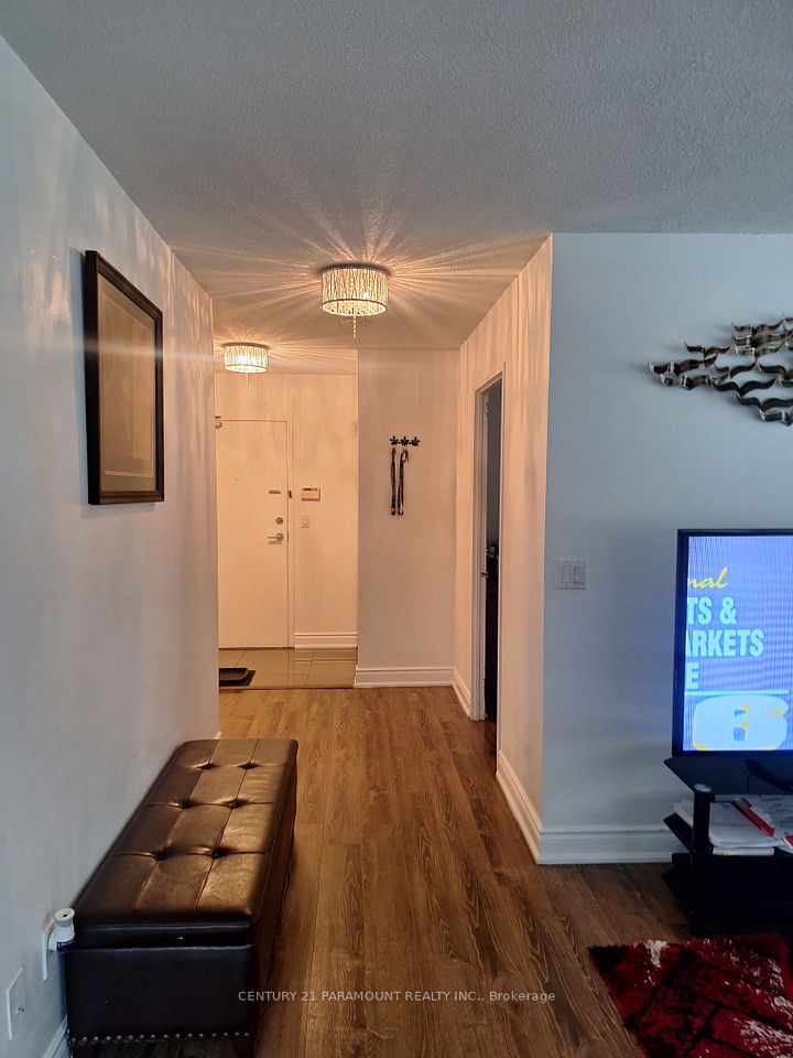 325 Webb Drive N 404, Mississauga, On L5b 3z9