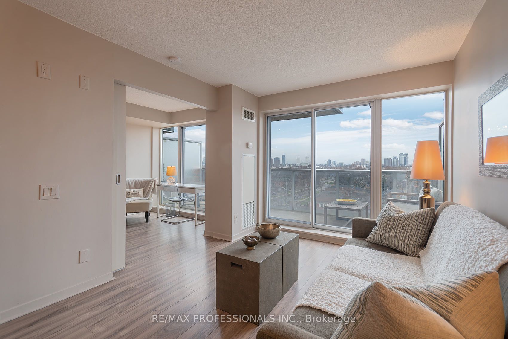 1040 The Queensway 704, Toronto, On M8z 0a7