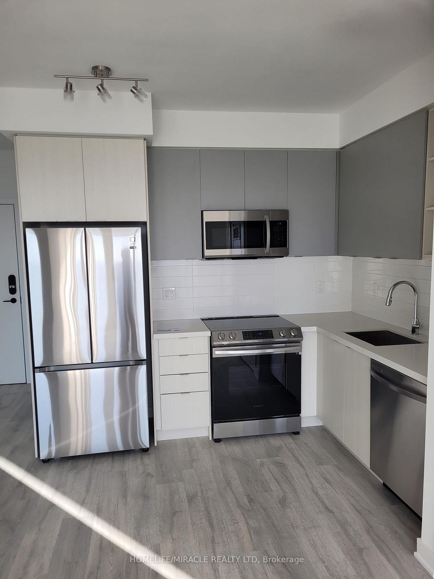 4655 Metcalfe Avenue 1801, Mississauga, On L5m 0z7