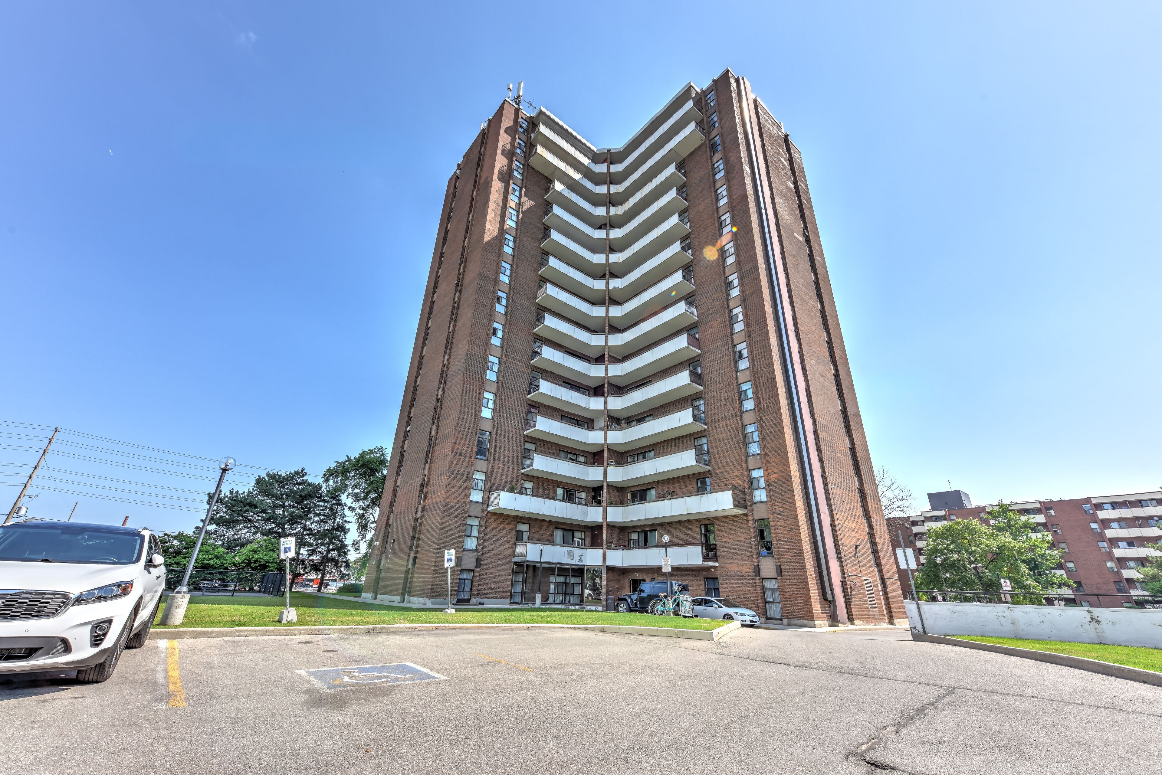 3025 Queen Frederica Drive E 907, Mississauga, On L4y 3a1