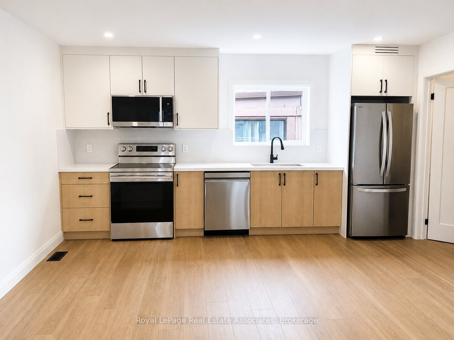 17 White Avenue 1 Gs, Toronto, On M6n 1s7