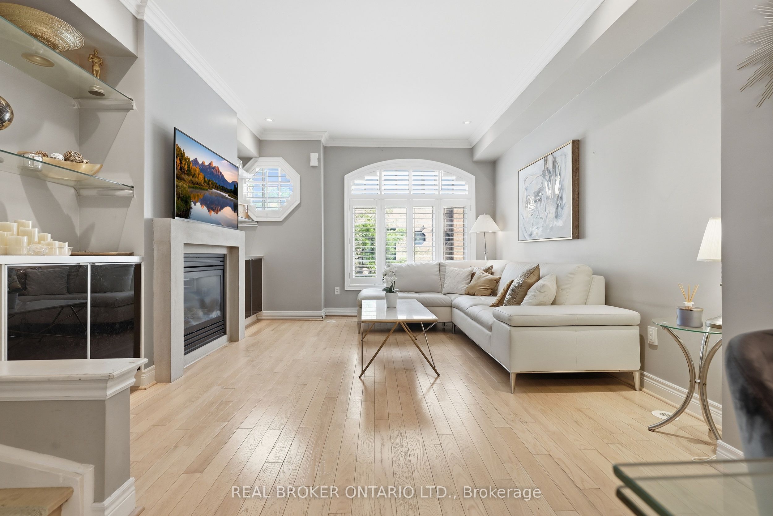 39 Lobo Mews, Toronto, On M8z 0b2