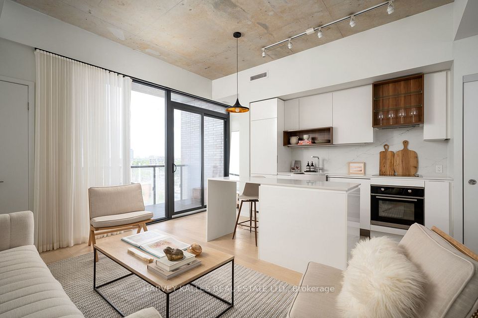383 Sorauren Avenue 809, Toronto, On M6r 0a4