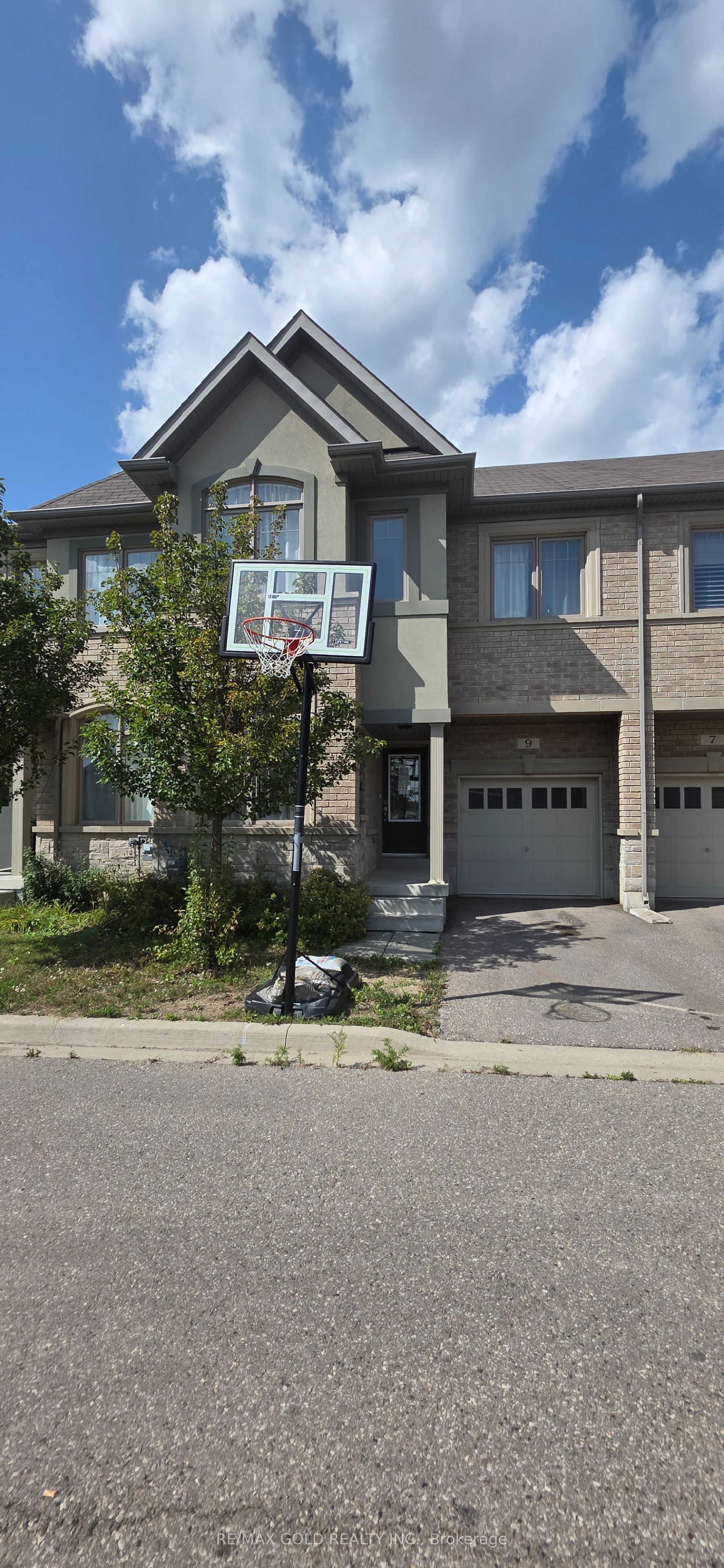 9 Oliana Way, Brampton, On L6y 6g8