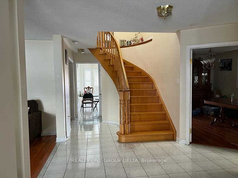 24 Arborview Crescent Upper, Toronto, On M9w 7b3