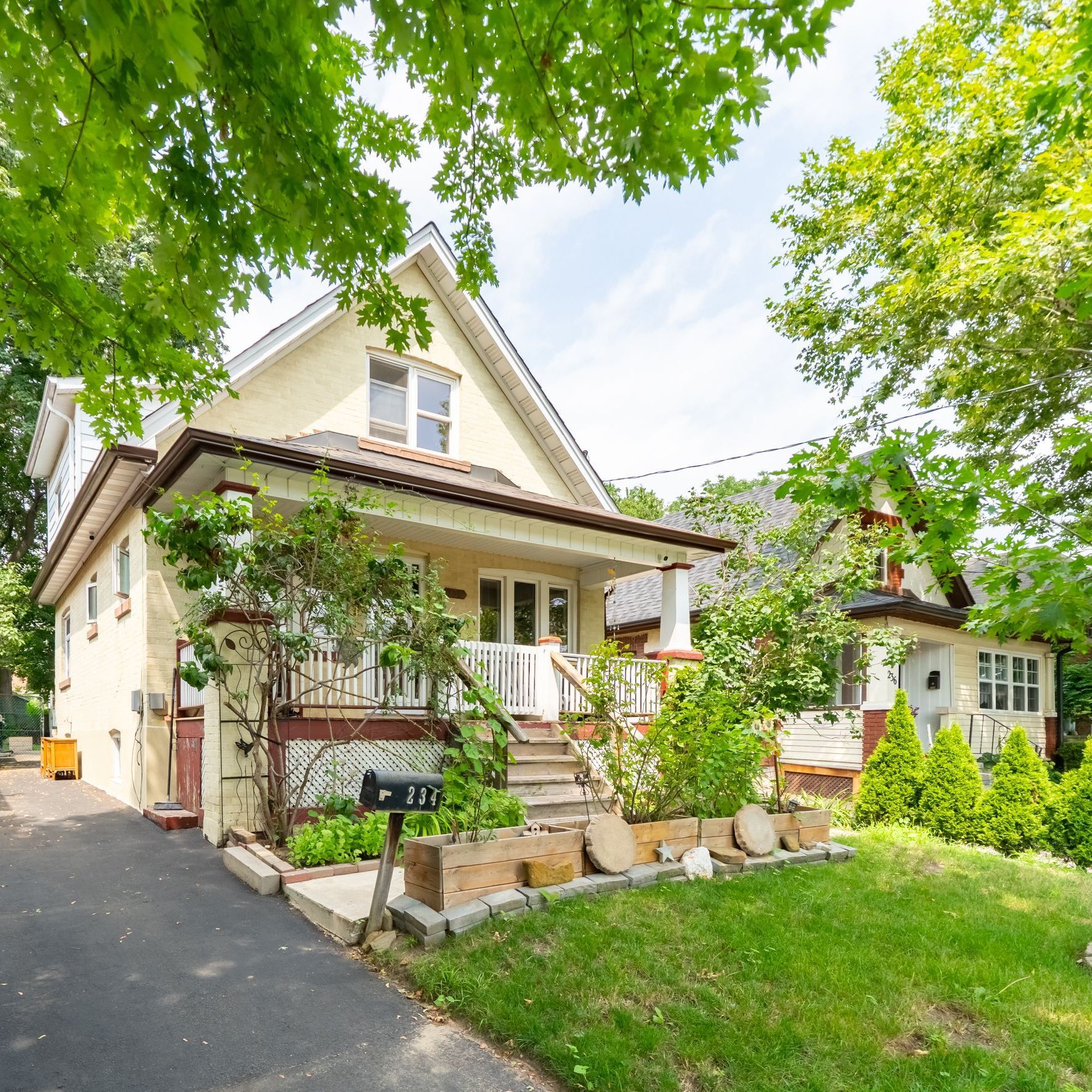 234 John Street, Toronto, On M9n 1k2